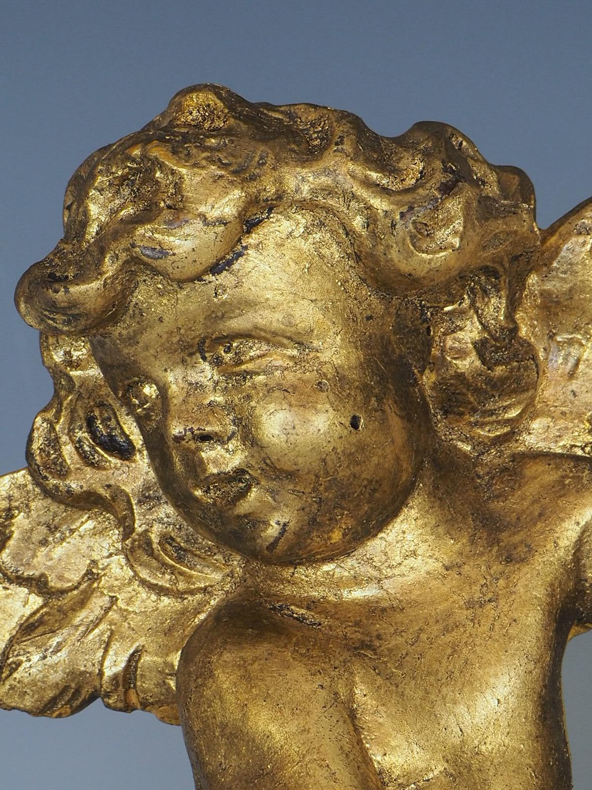 Tapis Putti italien du 19ème siècle en bois doré sur fronton de porte en vente 9