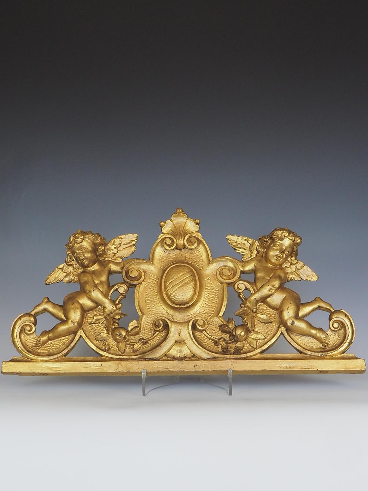 Le fronton de porte en bois doré Putti italien du XIXe siècle est une pièce vraiment exceptionnelle en raison de sa rareté et de ses détails exquis. Il s'agit d'une trouvaille rare pour les collectionneurs et les amateurs de décors anciens, car les