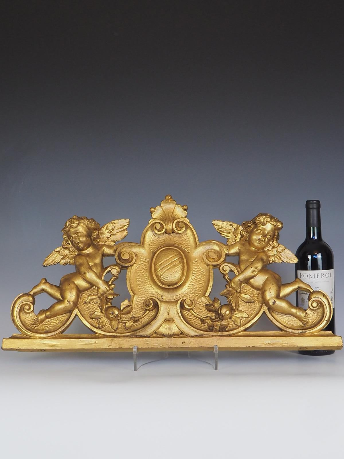 Tapis Putti italien du 19ème siècle en bois doré sur fronton de porte Bon état - En vente à Lincoln, GB