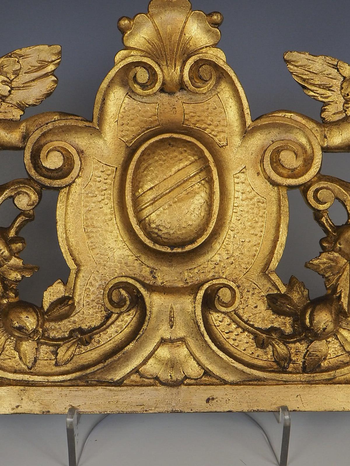 Tapis Putti italien du 19ème siècle en bois doré sur fronton de porte en vente 3