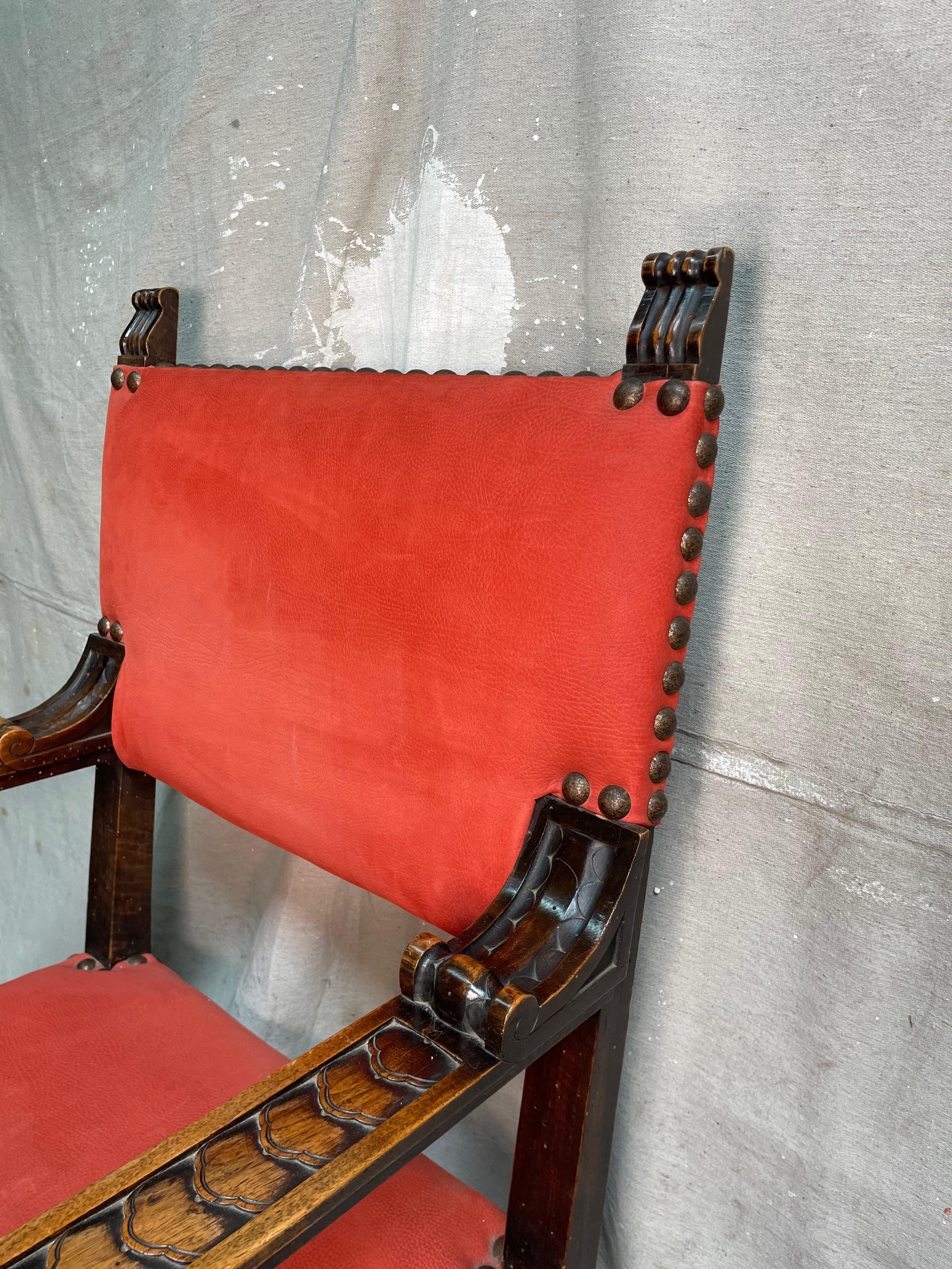 Dieser Stuhl wurde irgendwann in den 1800er Jahren in Italien hergestellt. Hat schöne handgeschnitzte ornamentale Schnitzereien im gesamten Rahmen des Stuhls; Hand geschnitzt Arme auf einem Meer-Rolle mit der Patina abgenutzt, zeigt, wie viel dieser