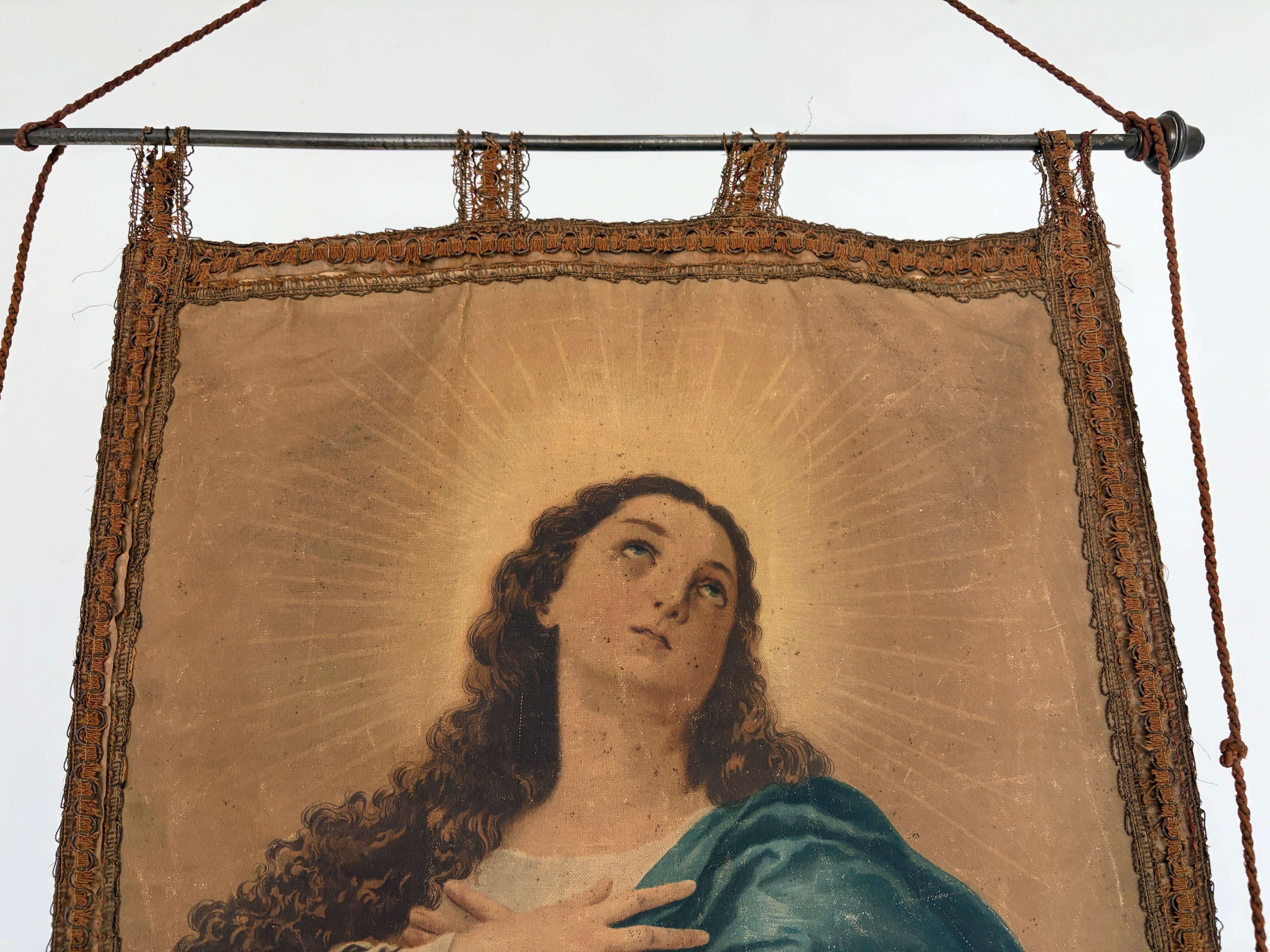 Schöne Oleografie der unbefleckten Empfängnis.  Schöne Maria.  Original-Quasten und Stange oben und unten, um ein gutes Gewicht zum Aufhängen zu halten.  Gefunden in einer privaten Kapelle in einer Villa, hier in Italien. Wunderbare