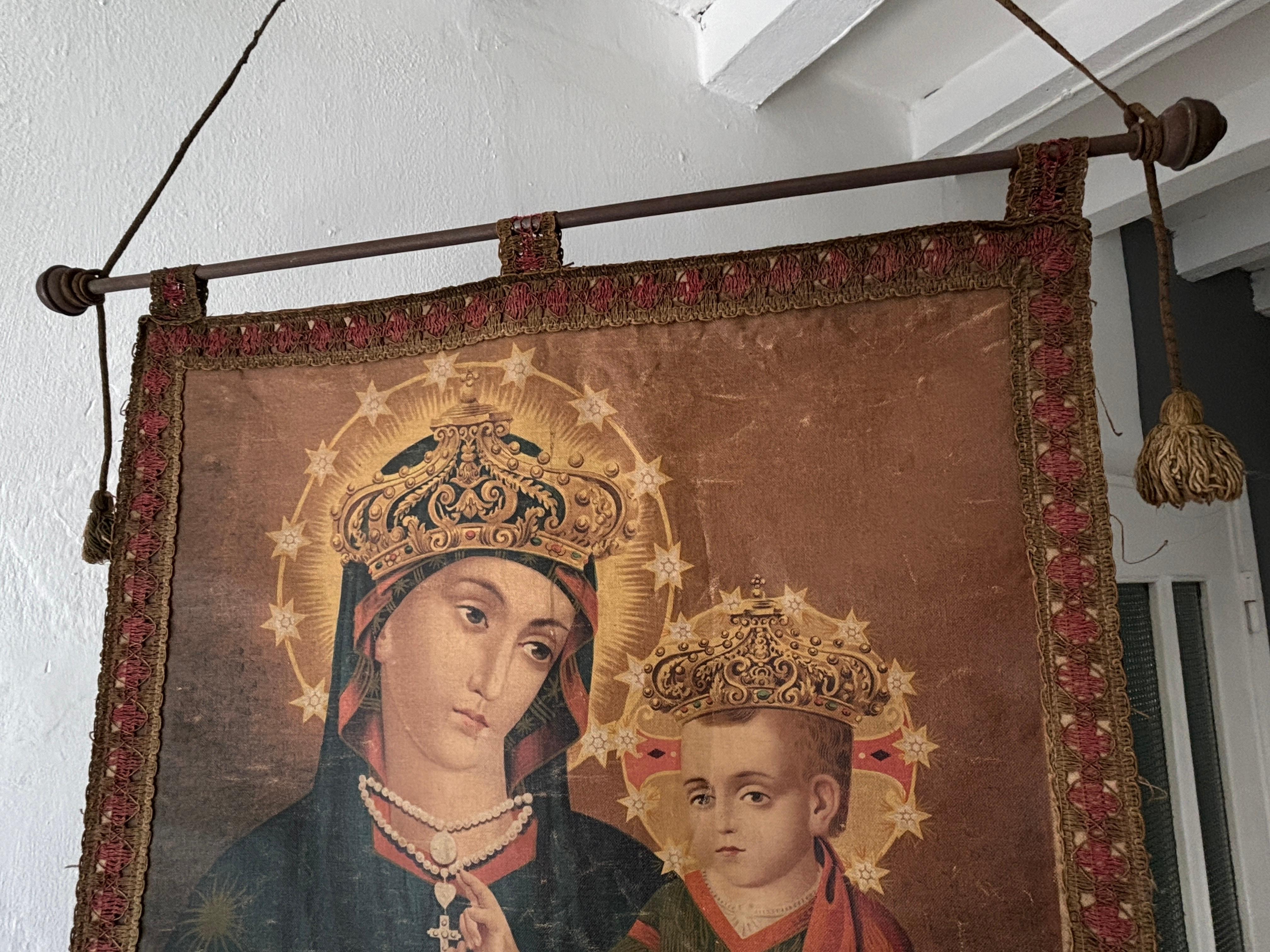 Hermosa oleografía de María y Jesús con coronas. Borlas originales y barra en la parte superior e inferior para mantener un buen peso para colgar.  Encontrado en una capilla privada de una villa, aquí en Italia. Internos maravillosos.
Envío UPS