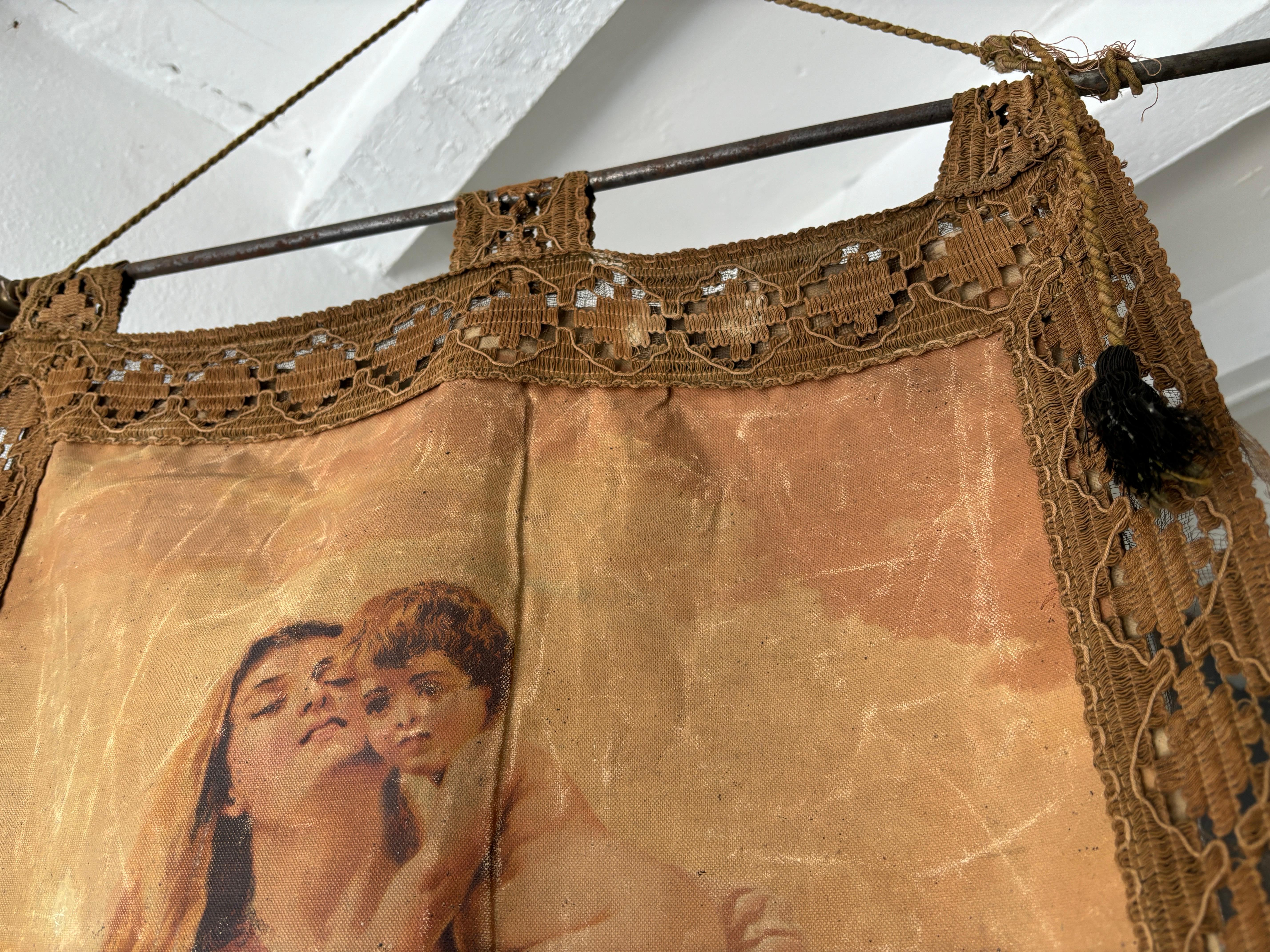 Bellissima oleografia di Maria e Gesù. Nappe originali e barra in alto e in basso per mantenere un buon peso da appendere. Un'estremità della barra è mancante. Trovato in una cappella privata di una villa, qui in Italia. Pensioni