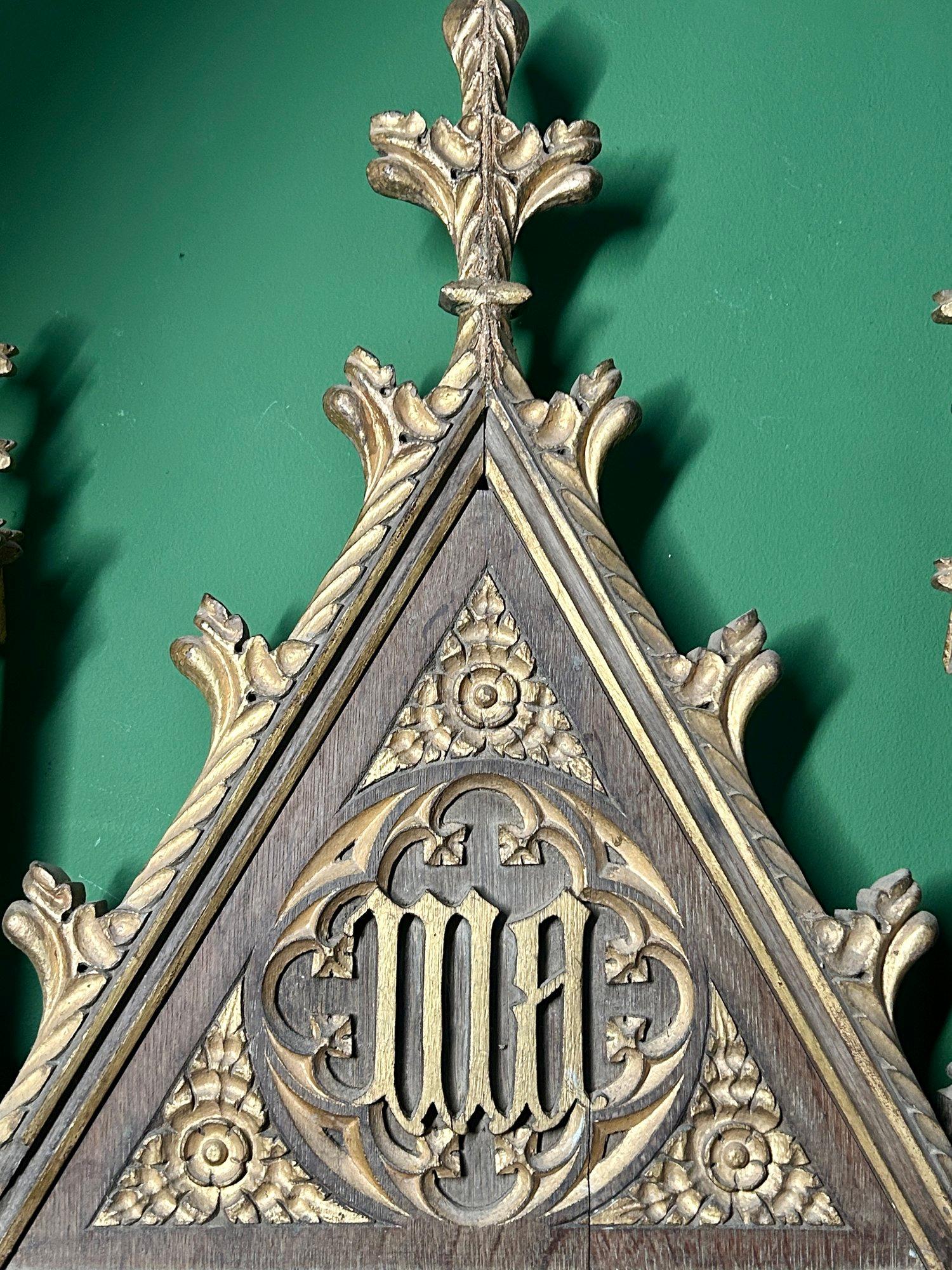 Peinture à l'huile iconique religieuse italienne du 19ème siècle dans un cadre d'armoire de style néo-gothique en vente 3