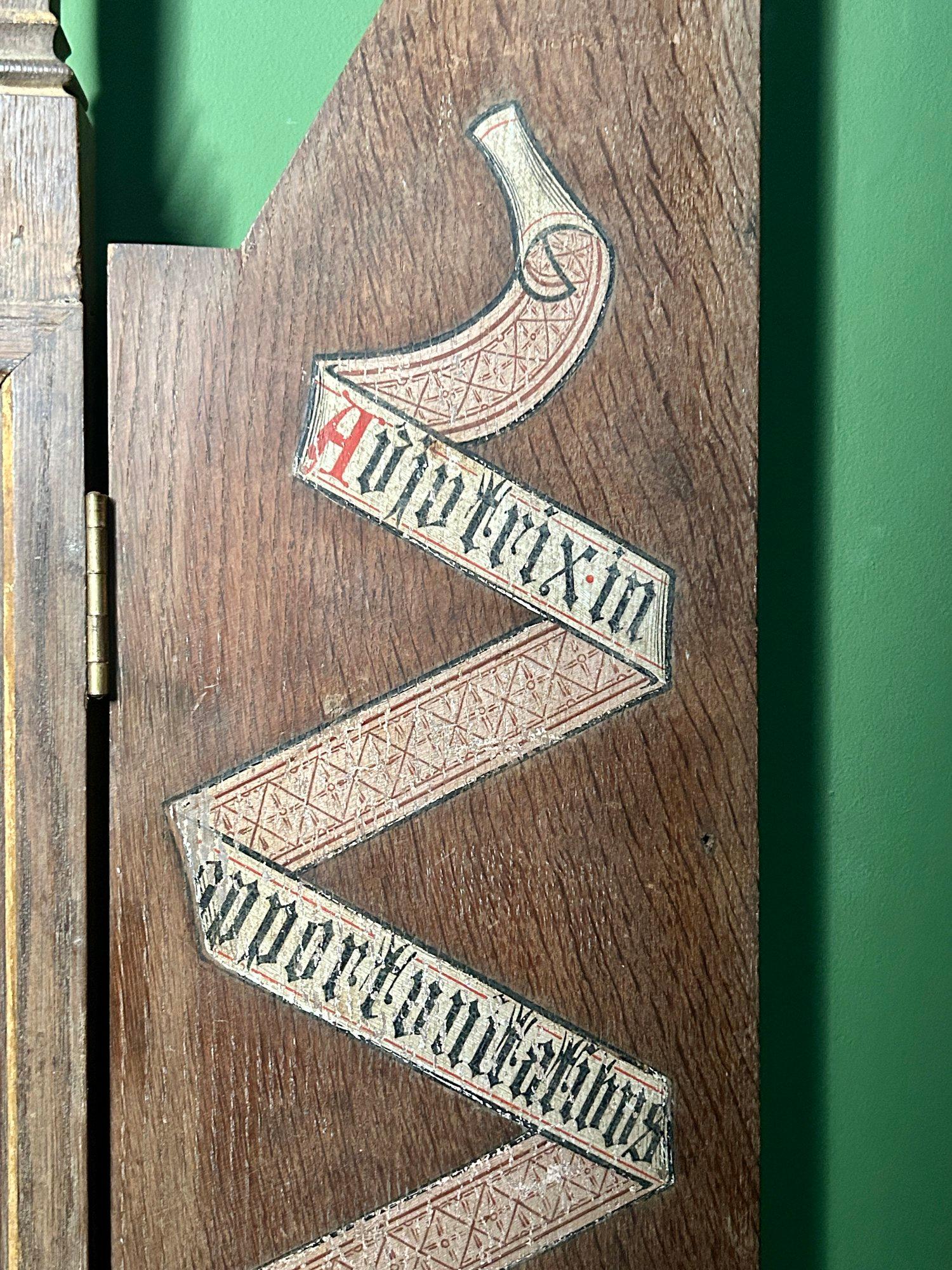 Peinture à l'huile iconique religieuse italienne du 19ème siècle dans un cadre d'armoire de style néo-gothique en vente 4