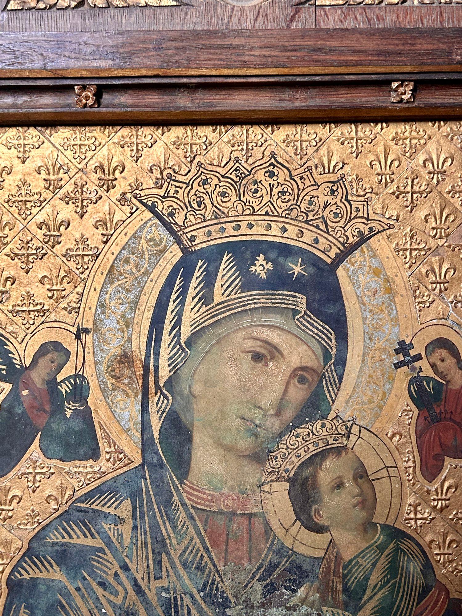 Sculpté à la main Peinture à l'huile iconique religieuse italienne du 19ème siècle dans un cadre d'armoire de style néo-gothique en vente