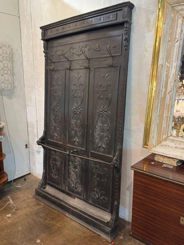 Der geschnitzte und bemalte italienische Renaissance-Hallenbaum aus dem 19. Jahrhundert ist ein stilvolles und funktionelles Möbelstück, das die Eleganz und Handwerkskunst der Renaissancezeit verkörpert. Mit seinen kunstvollen Schnitzereien und der