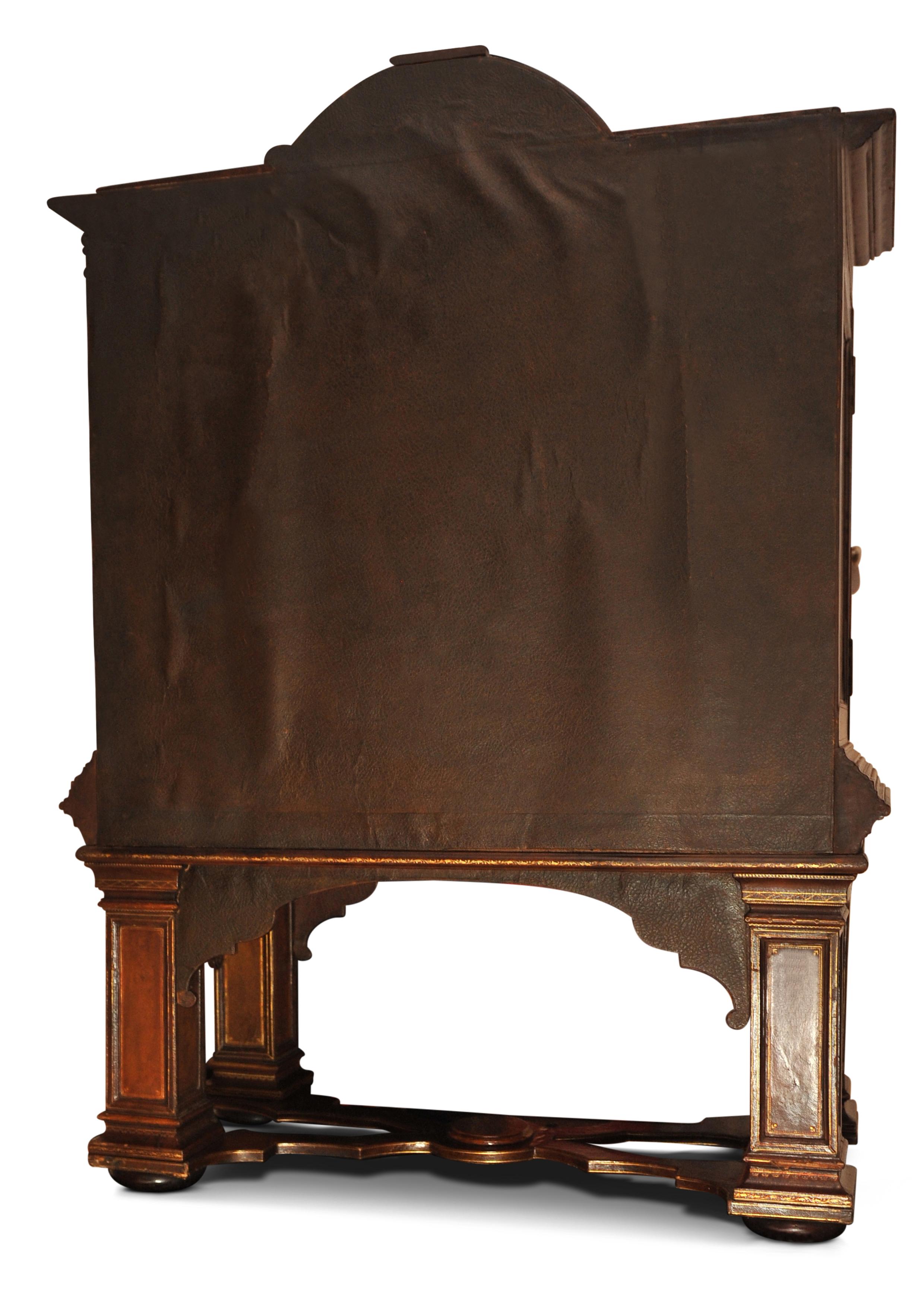 Cabinet de collection du 19e siècle, de style Renaissance italienne, fait à la main et tolélé. en vente 7
