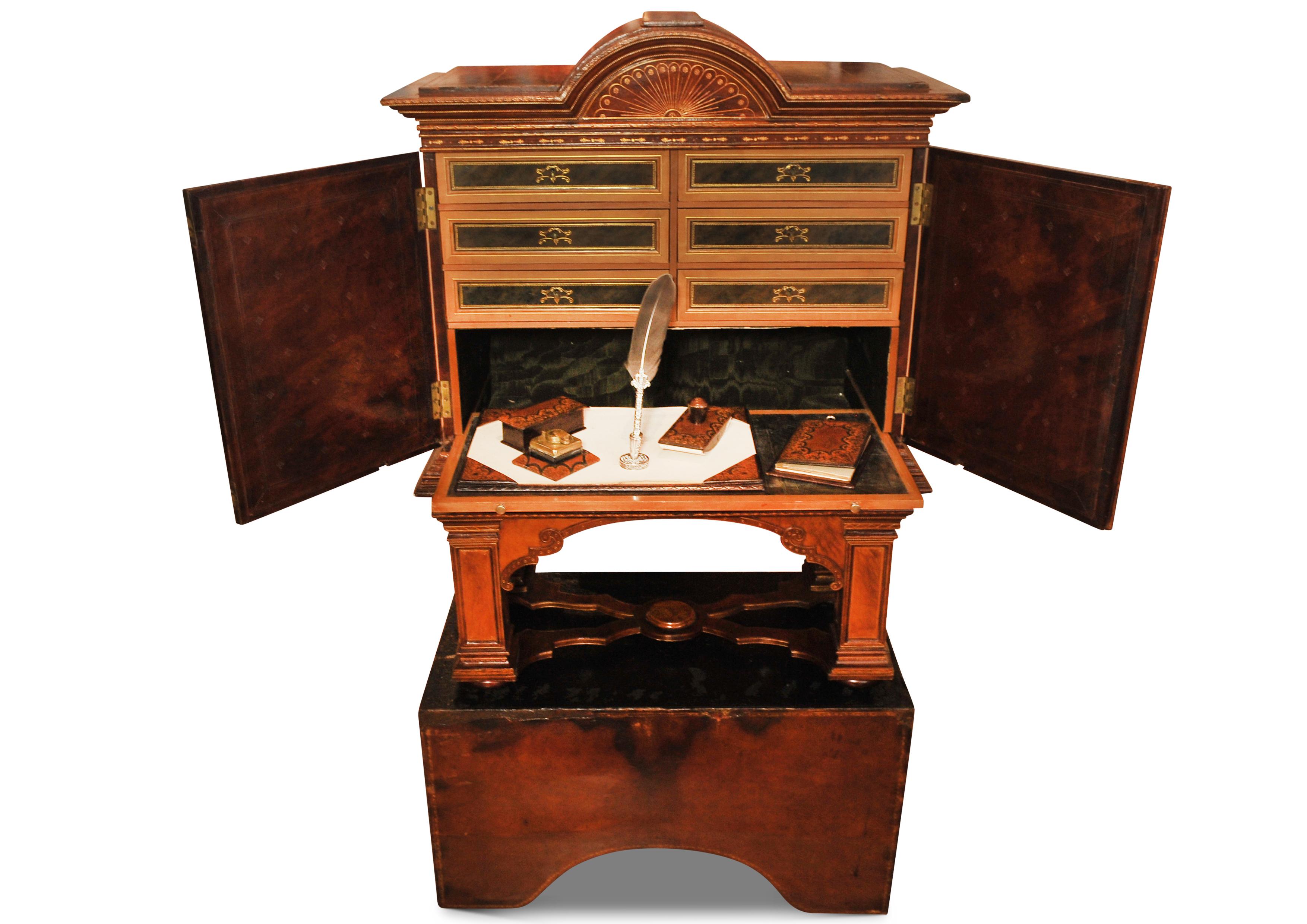 Cuir Cabinet de collection du 19e siècle, de style Renaissance italienne, fait à la main et tolélé. en vente