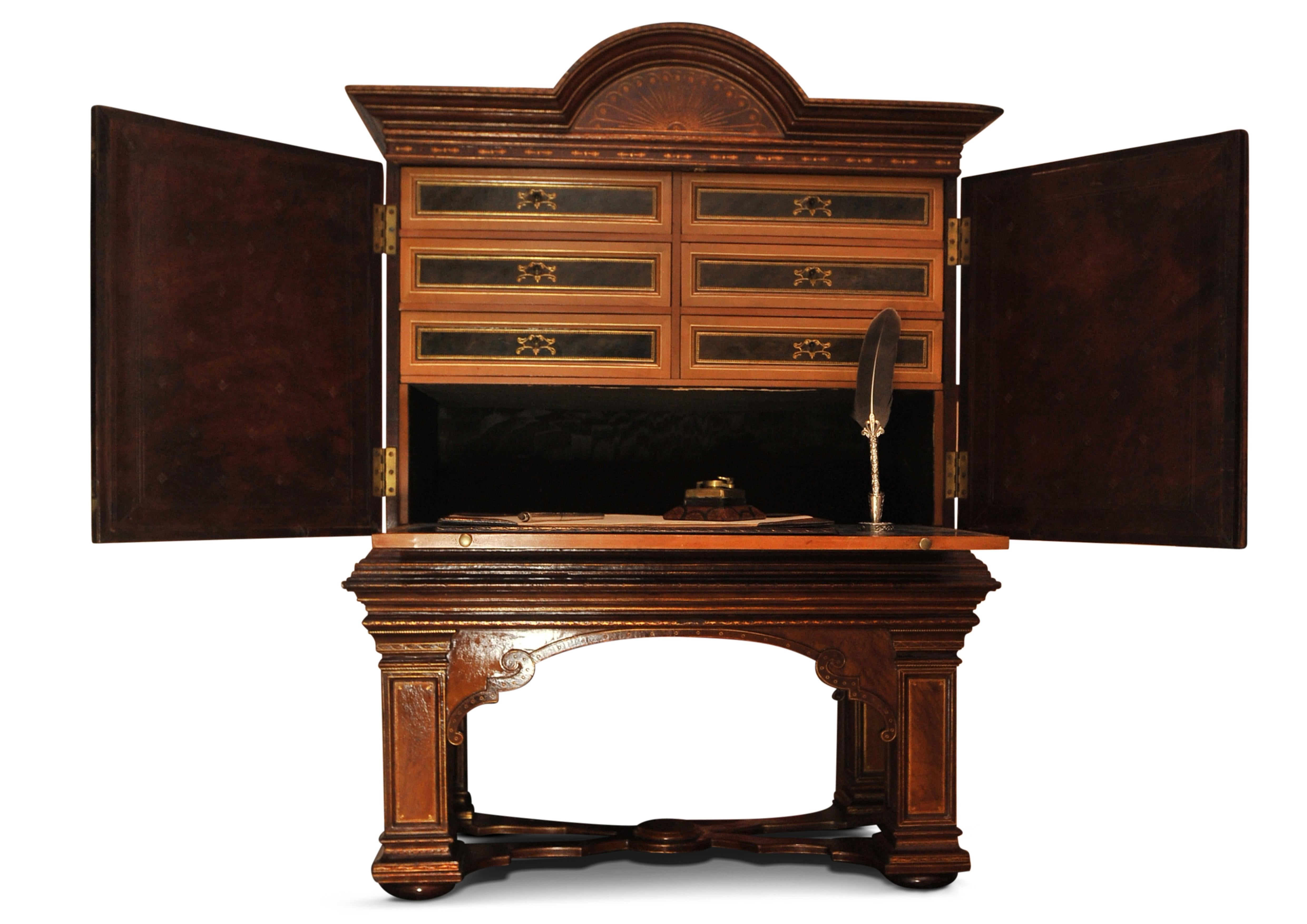 Cabinet de collection du 19e siècle, de style Renaissance italienne, fait à la main et tolélé. en vente 1