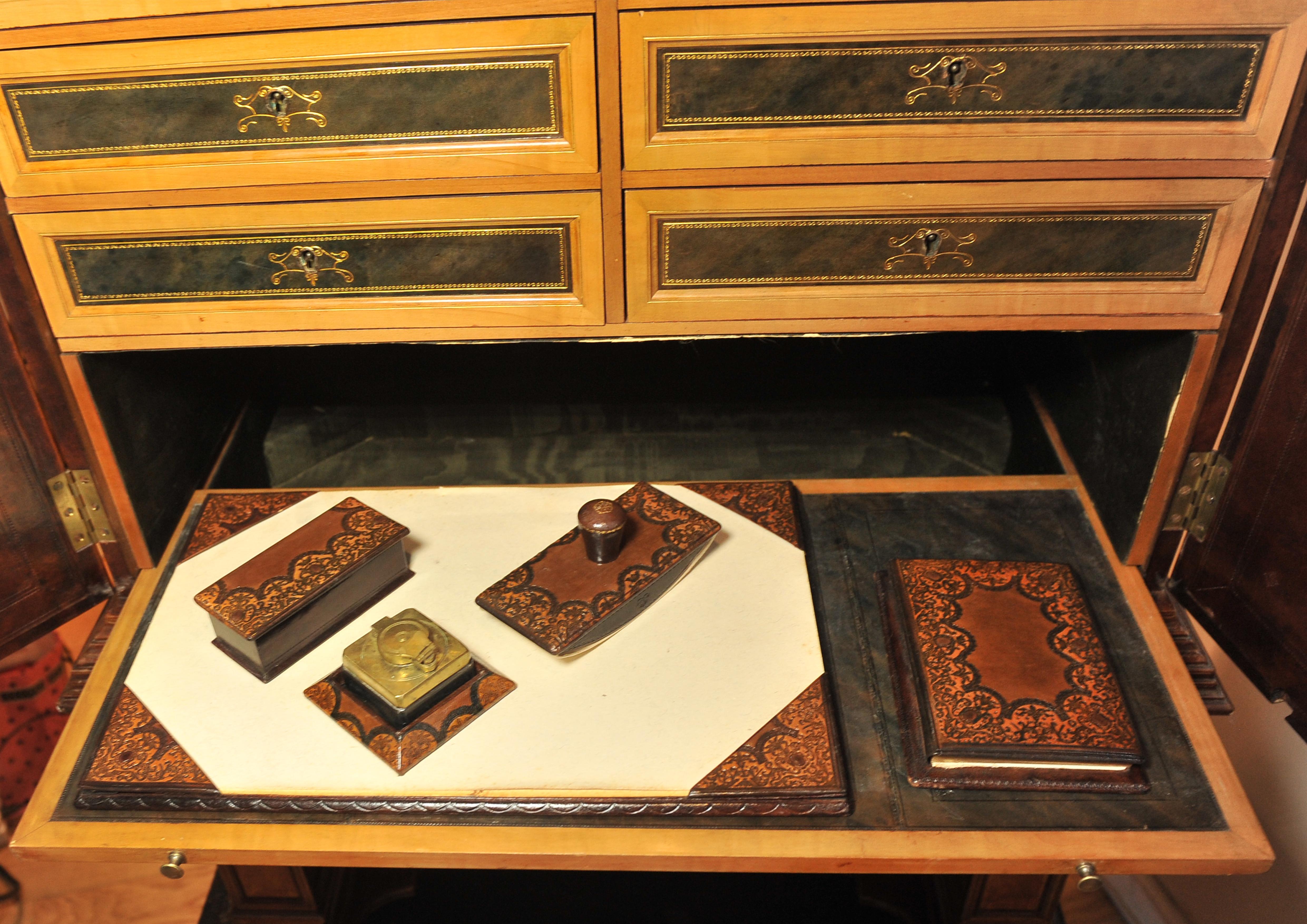 Cabinet de collection du 19e siècle, de style Renaissance italienne, fait à la main et tolélé. en vente 2