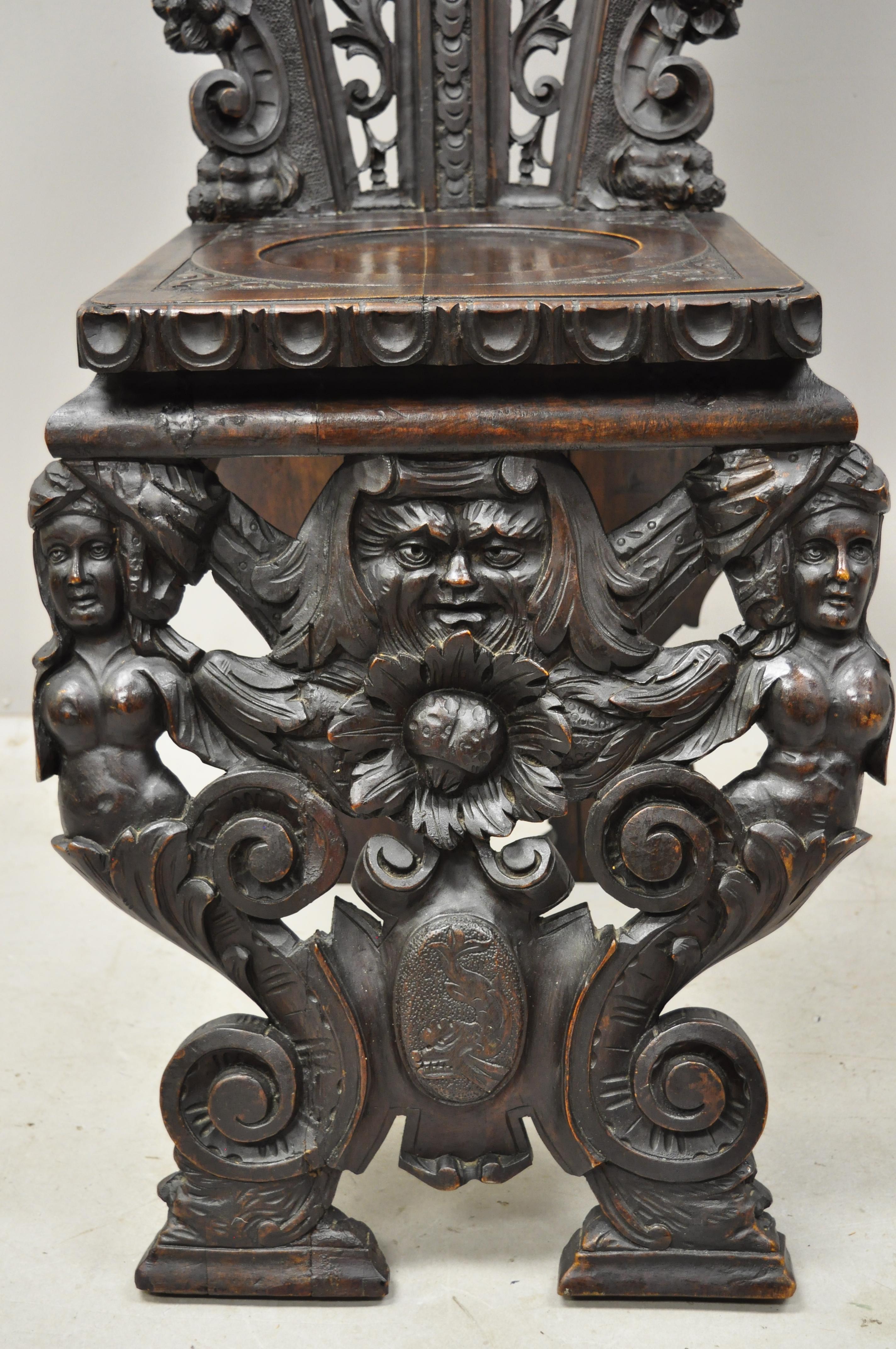 Figuraler geschnitzter Sgabello-Schrank-Beistellstuhl aus Nussbaumholz, Italienische Renaissance, 19. Jahrhundert (Europäisch) im Angebot