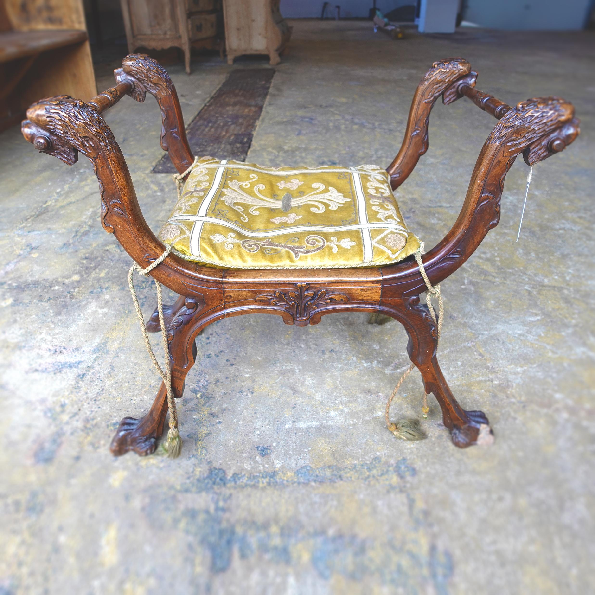Anonym
19. Jahrhundert; Italien
Nussbaum, Samt, Seidenstickerei

Ungefähre Größe: 24,5 (H) x 27,5 (B) x 16,5 (T) Zoll.

Dieser elegante Holzstuhl hat ein Gestell aus Nussbaumholz, das von früheren Prototypen aus der Renaissance inspiriert ist.  Im
