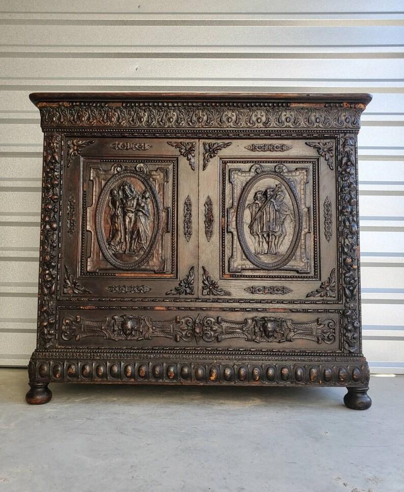 A rare Continental Italian Renaissance Revival oak and leather sideboard with warm, rich patina. 

Born in the early 19th century, exquisitely hand-crafted and exceptionally executed, profusely carved and decorated in Renaissance hunt taste,