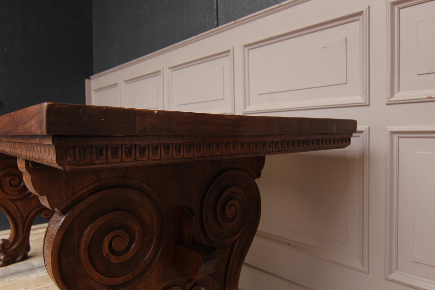 19th Century Italian Renaissance Revival Writing Desk Made of Walnut For Sale 11