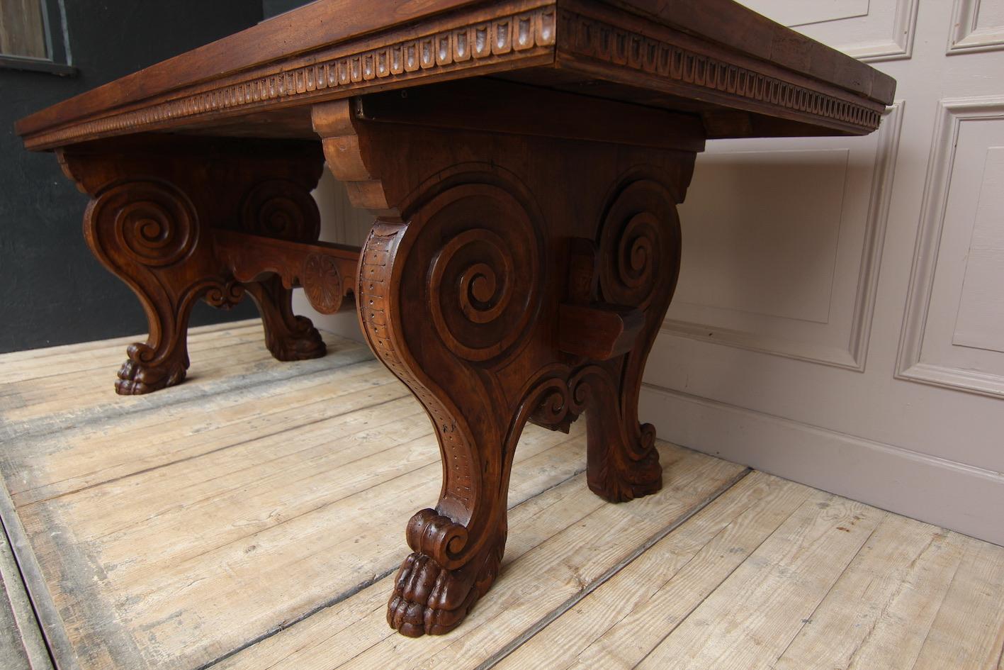 19th Century Italian Renaissance Revival Writing Desk Made of Walnut For Sale 3