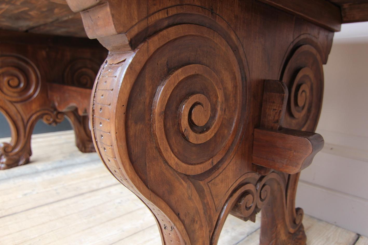 19th Century Italian Renaissance Revival Writing Desk Made of Walnut For Sale 4
