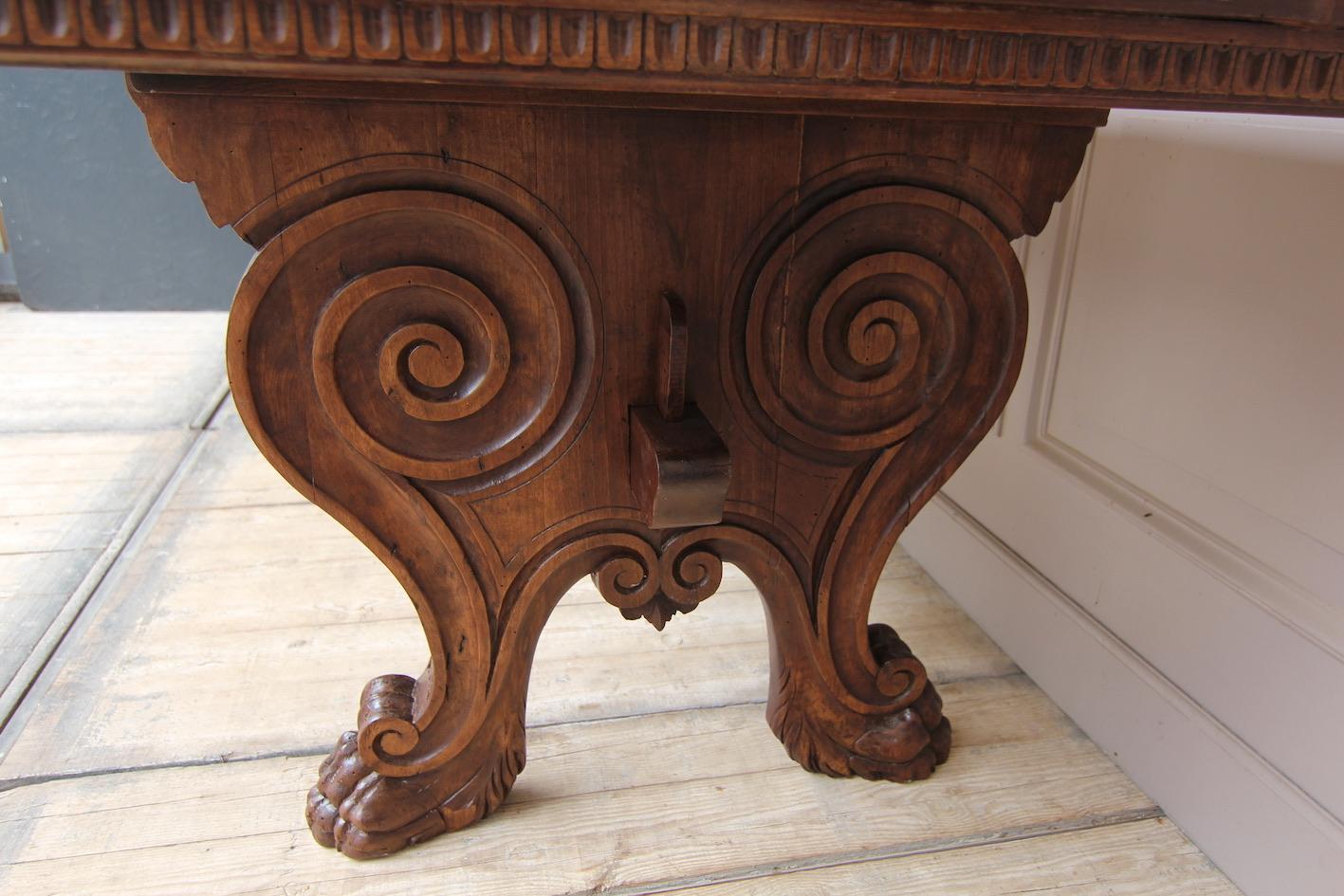 19th Century Italian Renaissance Revival Writing Desk Made of Walnut For Sale 5