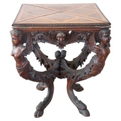 Table de jeu ancienne en noyer sculpté de style Renaissance italienne du 19ème siècle