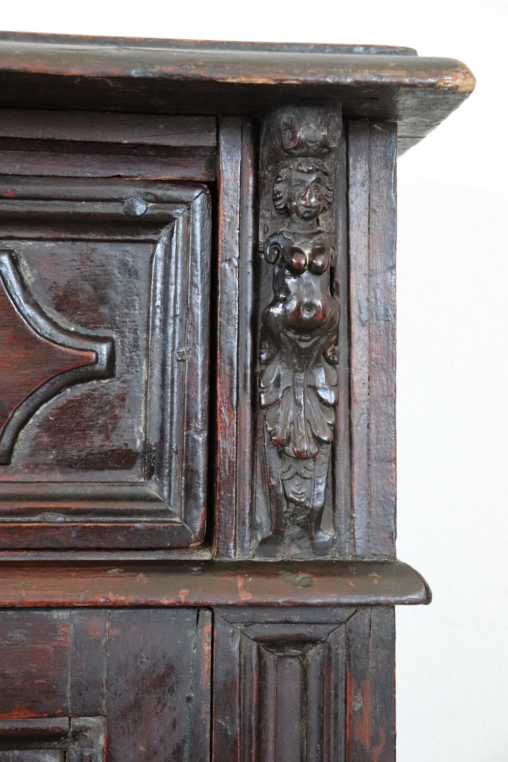 19th Century Italian Renaissance Style Carved Walnut Antique Nightstand In Good Condition In Casale Monferrato, IT