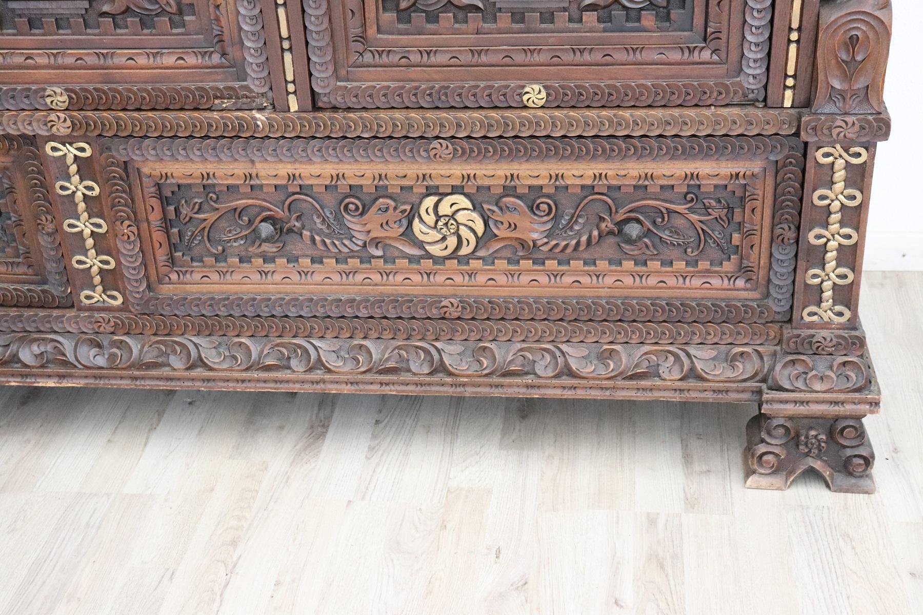 19th Century Italian Renaissance Style Carved Walnut Bedroom Set, Five Pieces In Good Condition In Casale Monferrato, IT