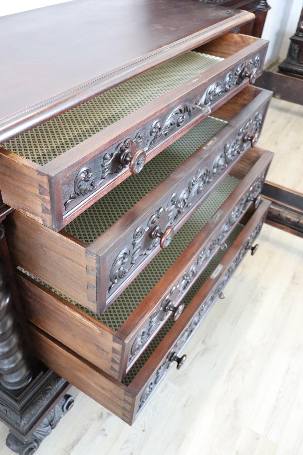 19th Century Italian Renaissance Style Carved Walnut Bedroom Set, Five Pieces In Good Condition In Casale Monferrato, IT