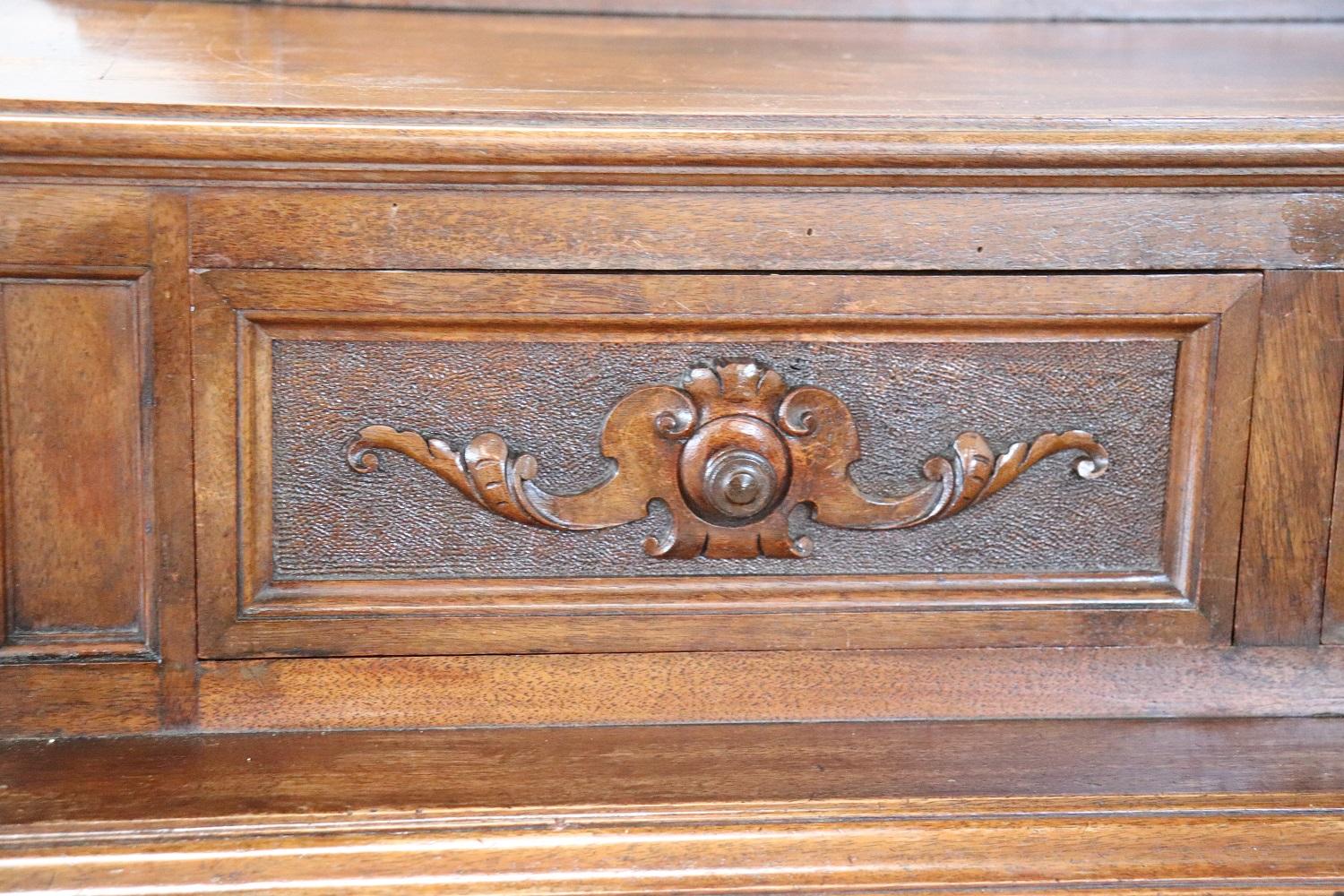 19th Century Italian Renaissance Style Carved Walnut Cabinet with Writing Desk In Excellent Condition In Casale Monferrato, IT