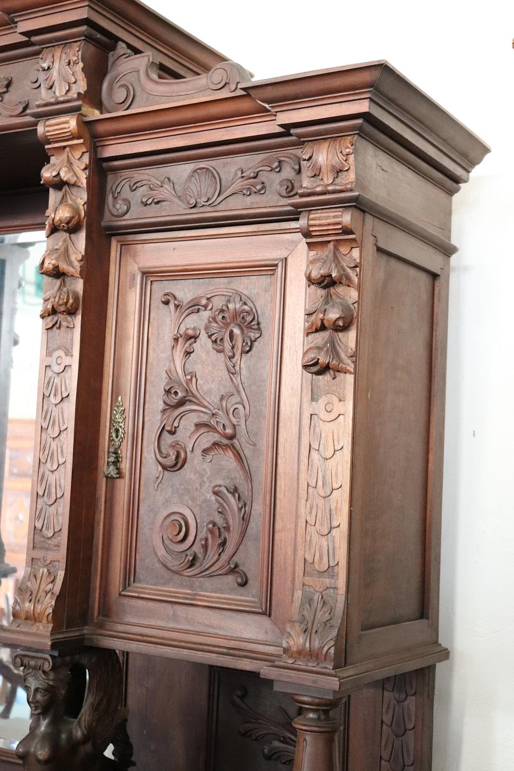 19. Jahrhundert Italienische Renaissance Stil geschnitzt Nussbaum Großes Sideboard im Zustand „Gut“ im Angebot in Casale Monferrato, IT