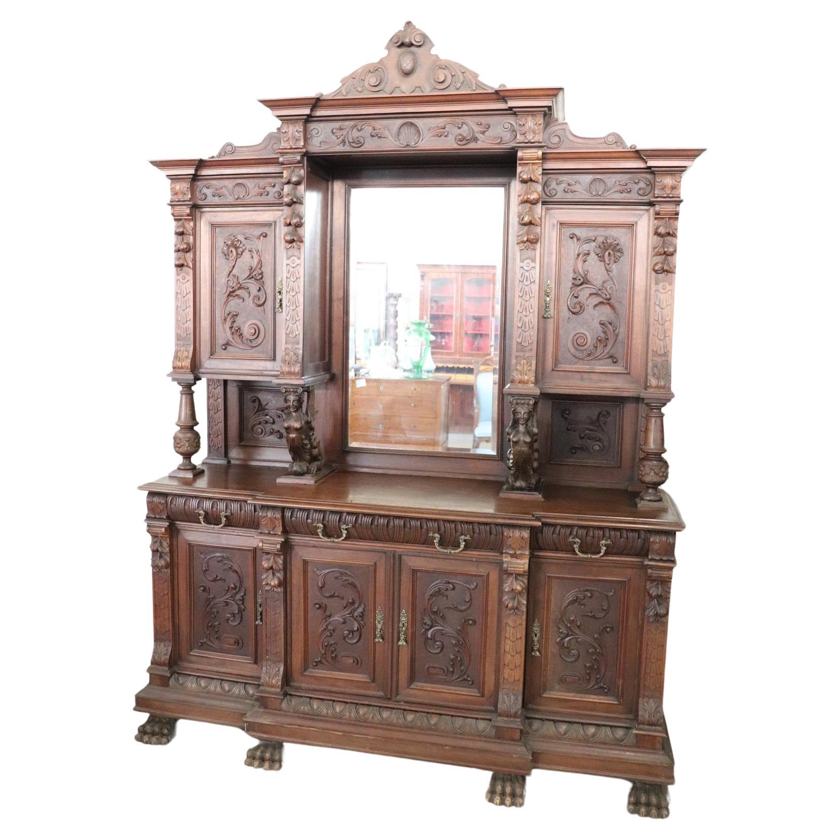 Grand buffet en noyer sculpté de style Renaissance italienne du 19e siècle