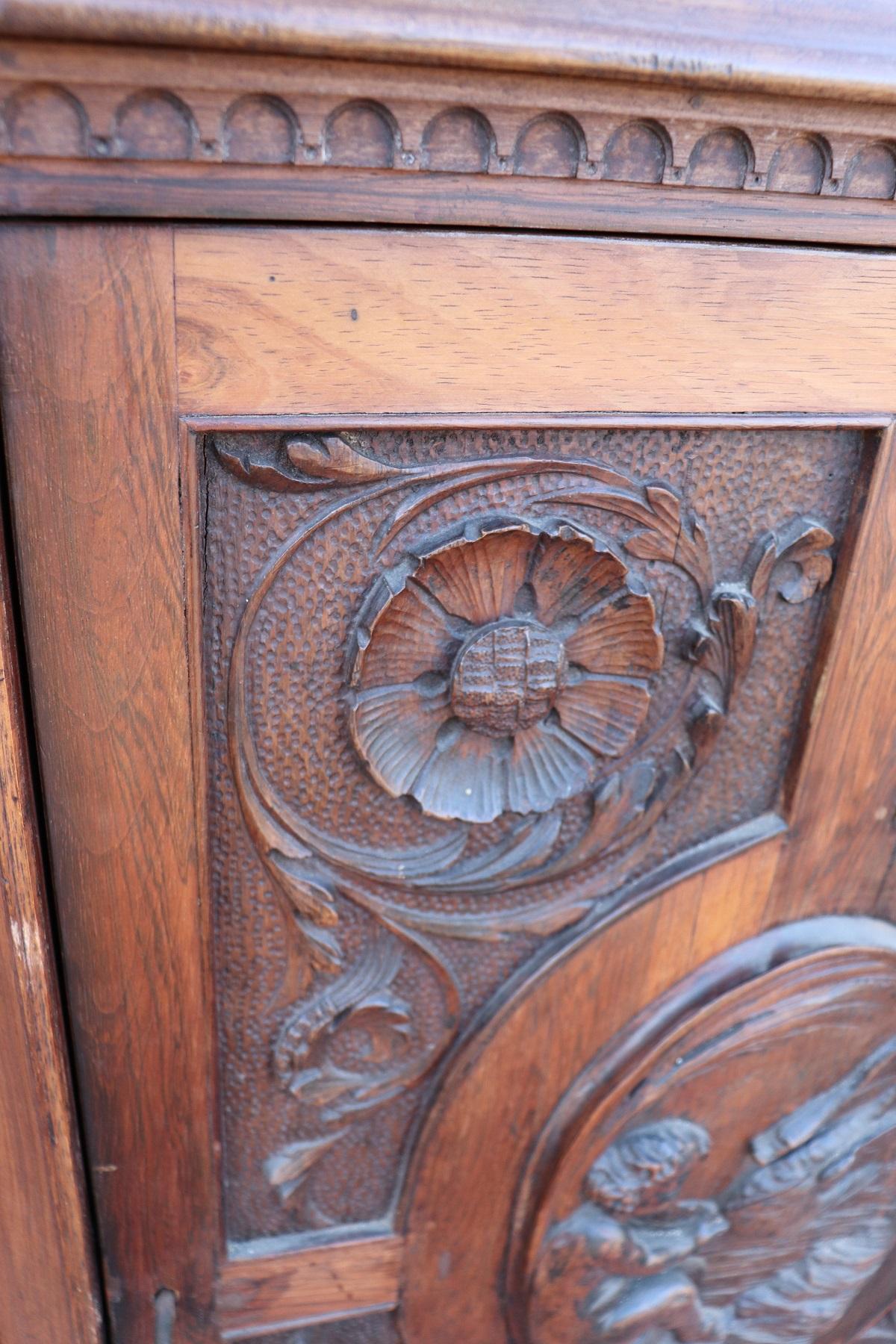 19th Century Italian Renaissance Style Carved Walnut Sideboard Buffet Credenza In Good Condition In Casale Monferrato, IT