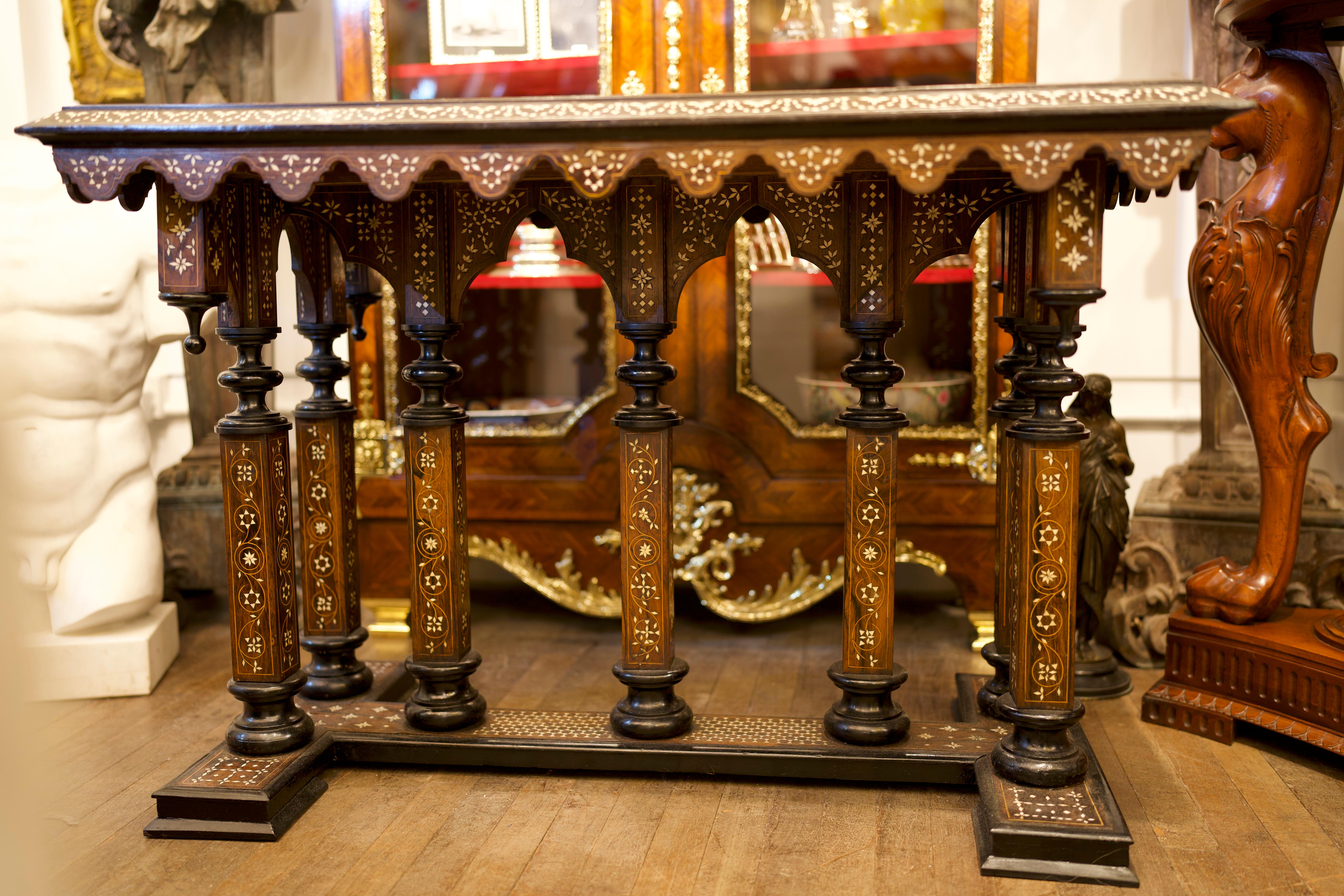 Ein schöner Intarsien-Mitteltisch im Stil der italienischen Renaissance aus dem 19. Die Intarsien bestehen aus kunstvollen Blumenmustern und zarten Schnüren rundherum. Die Vorderseite des Tisches zeigt eine atemberaubende Szene, deren Intarsien sich