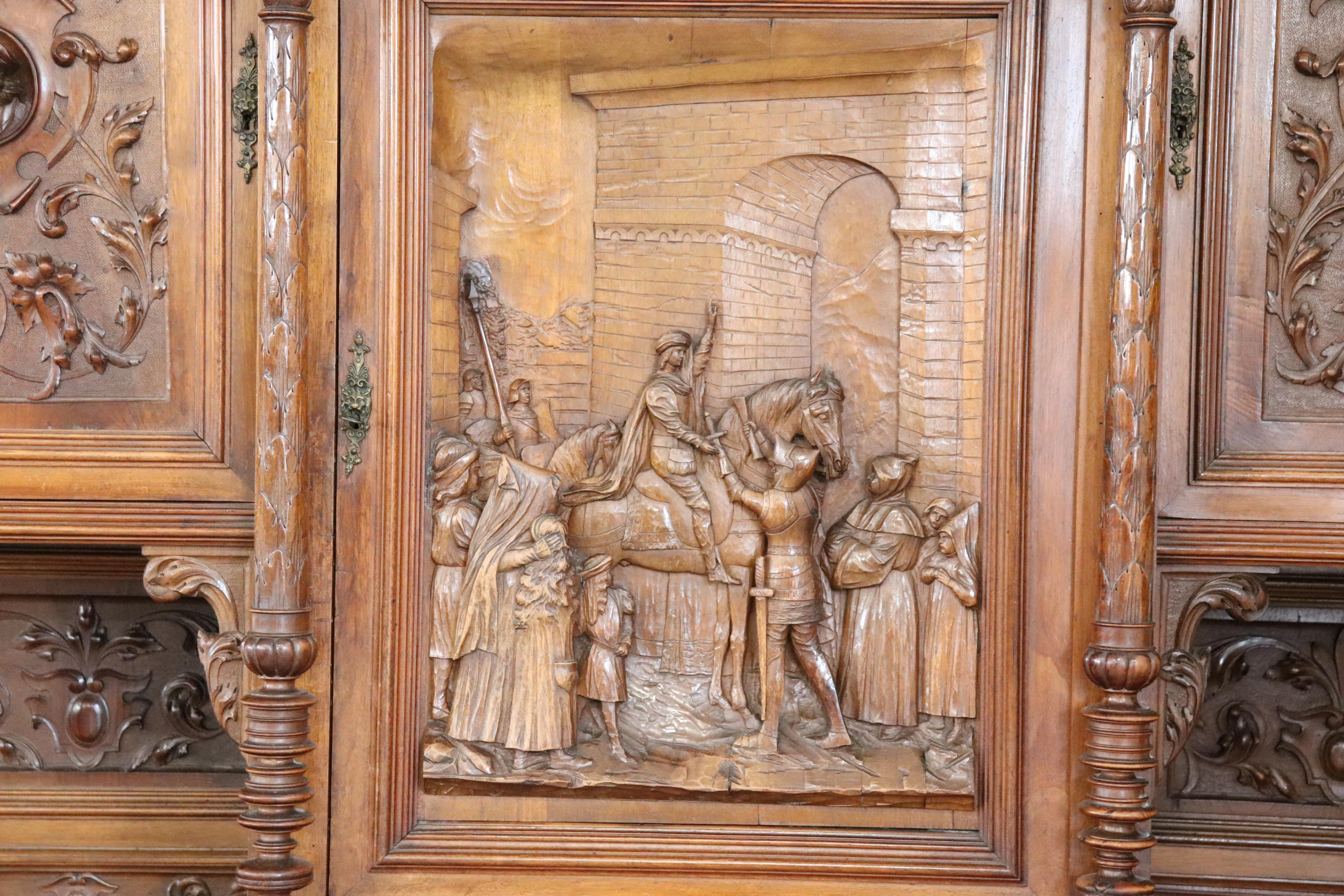 19th Century Italian Renaissance Style Walnut Carved Dining Room Set 11 Pieces In Good Condition In Casale Monferrato, IT