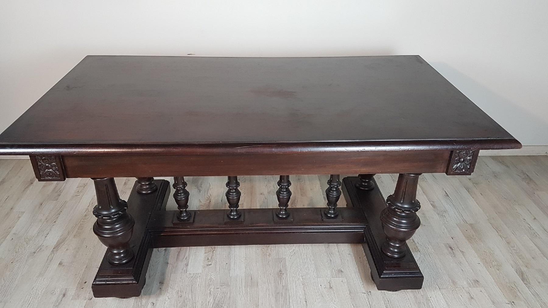 Elegant antique table ideal for dining room extendable on the sides The table can be dated around the end of the 18th century in the Neo-Renaissance period. The table is made of solid patina walnut, the band is narrow and therefore convenient for