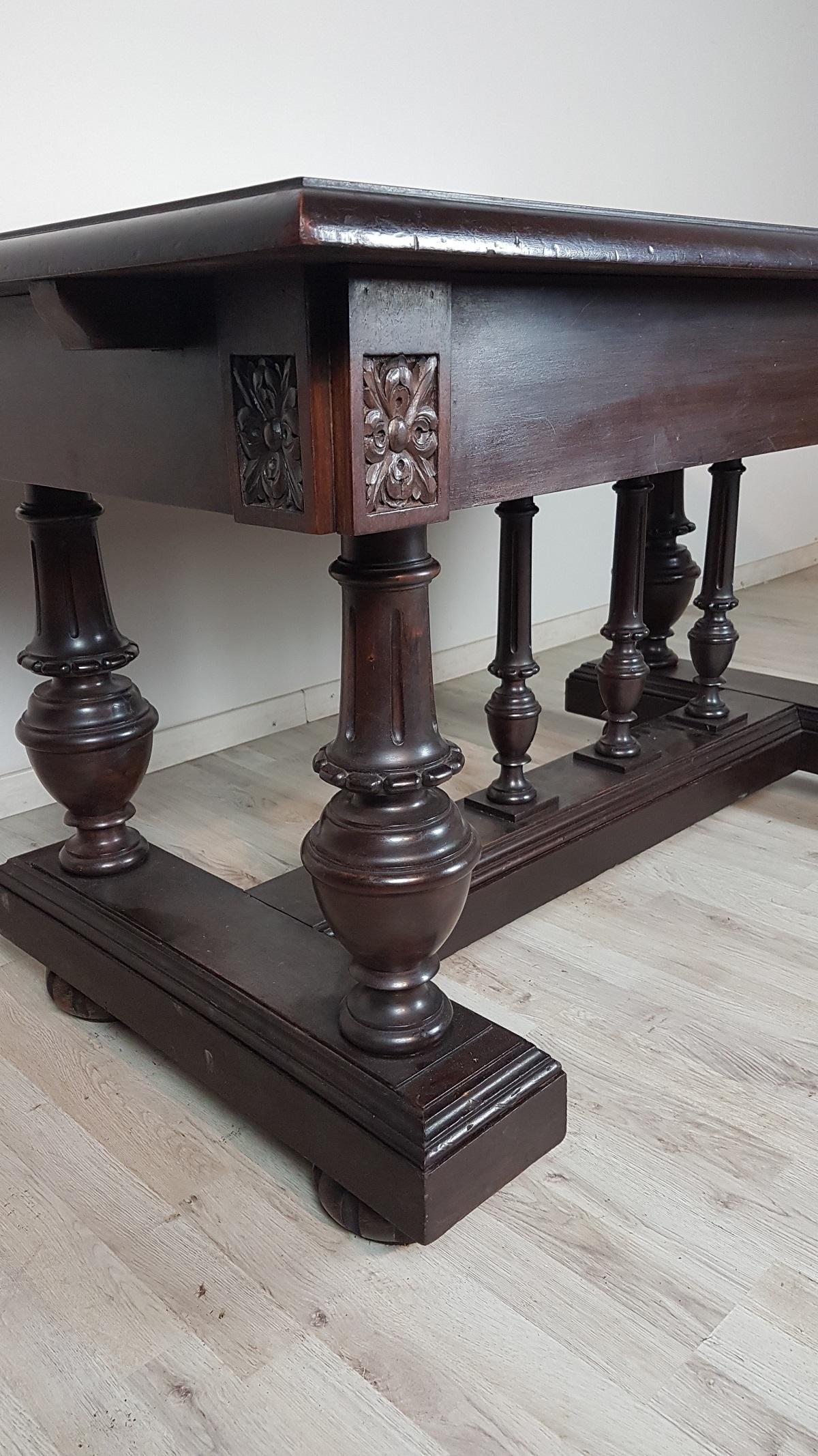 19th Century Italian Renaissance Style Walnut Carved Extending Dining Room Table In Good Condition In Casale Monferrato, IT