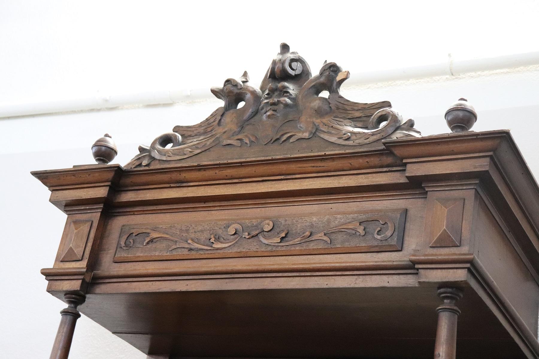 Set von 2 geschnitzten Sideboards aus Nussbaumholz im italienischen Renaissance-Stil des 19. Jahrhunderts im Zustand „Gut“ im Angebot in Casale Monferrato, IT