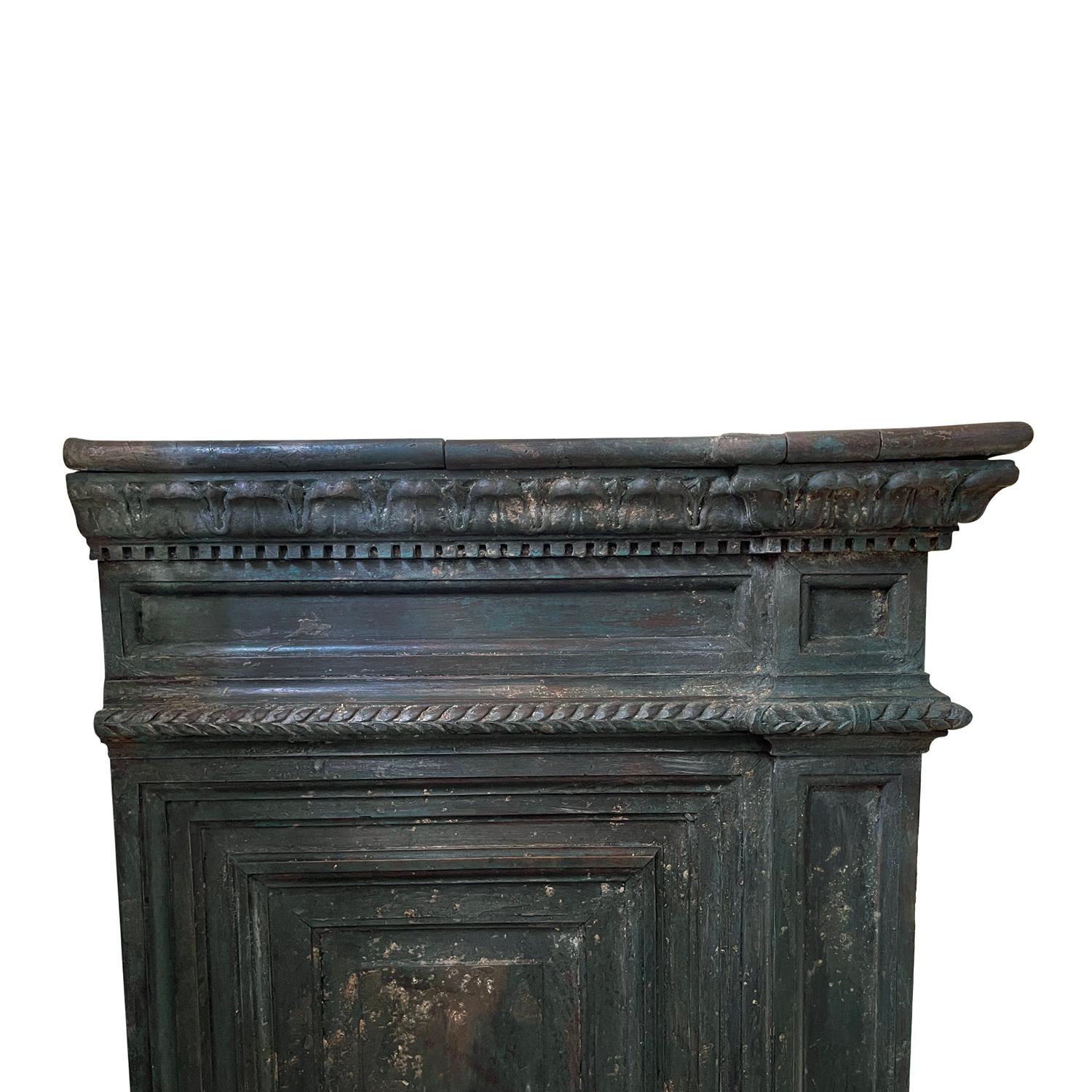 19th Century Italian Renaissance Style Walnut Commode - Antique Tuscan Credenza For Sale 3