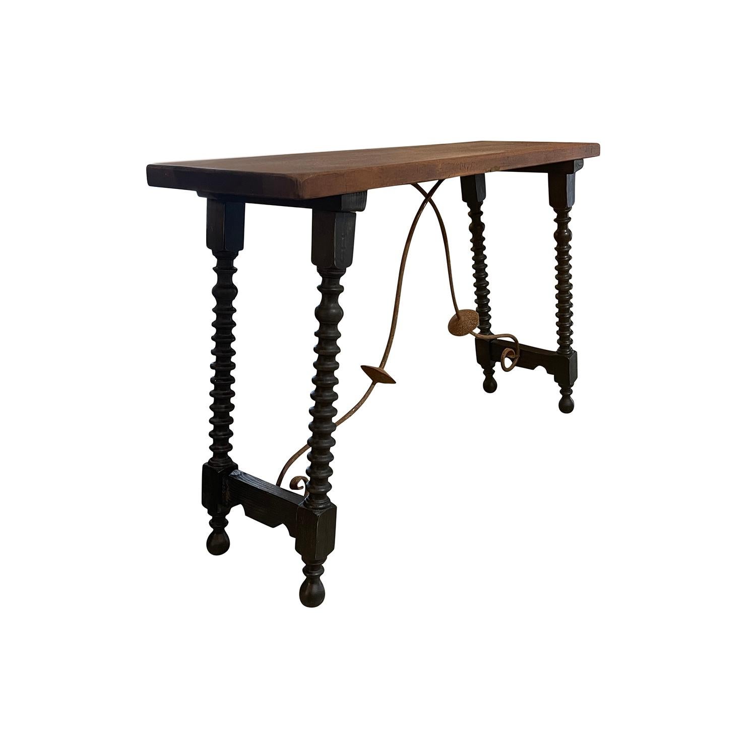 Une table ou console ancienne du 19ème siècle de style Renaissance toscane est surmontée d'un plateau rectangulaire en noyer aux couleurs chaudes et riches, en bon état. La base de la table a des pieds tordus tournés à la main en noyer, refinis avec
