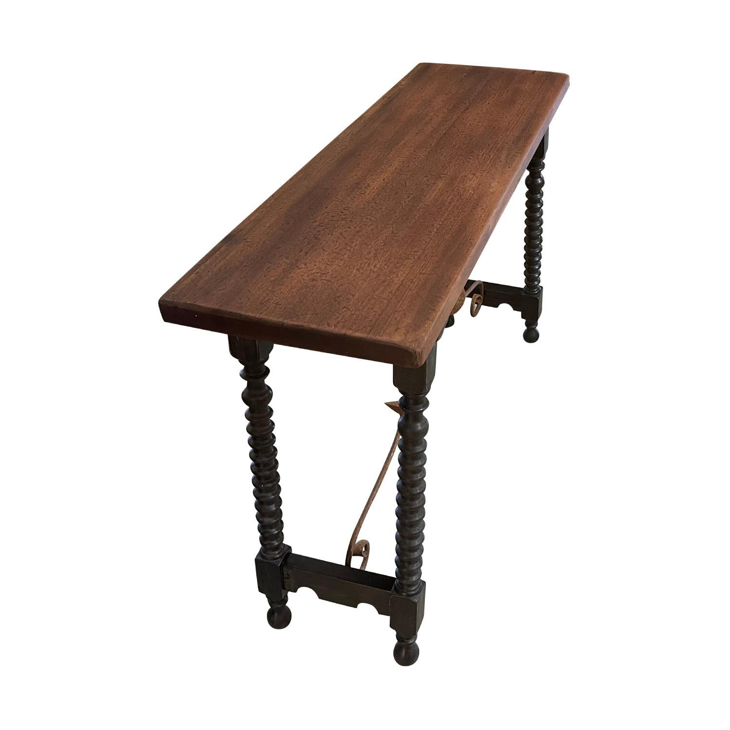 19th Century Italian Renaissance Style Walnut Console Table, Antique End Table In Good Condition For Sale In West Palm Beach, FL
