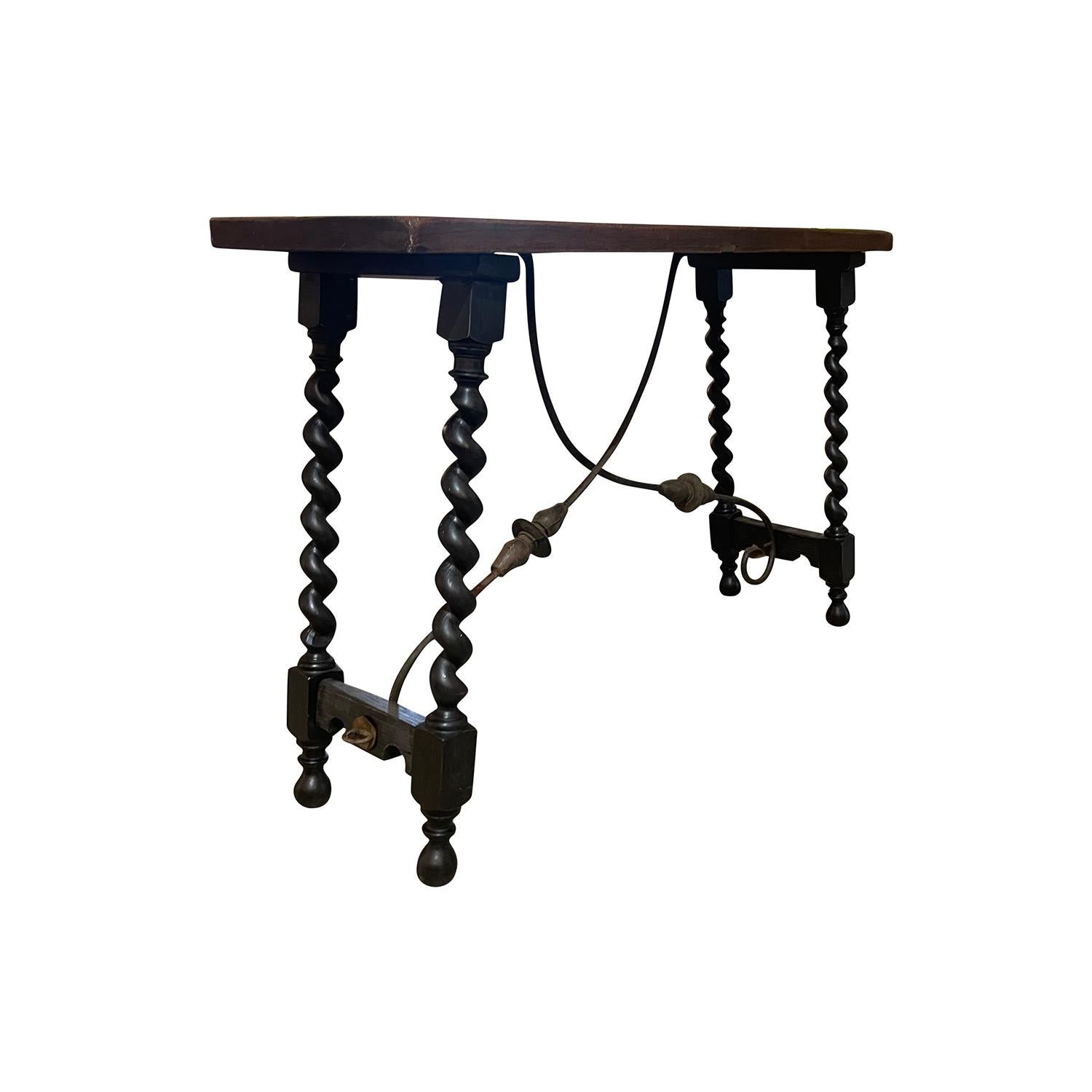 19th Century Italian Renaissance Style Walnut Console Table, Tuscan End Table In Good Condition For Sale In West Palm Beach, FL
