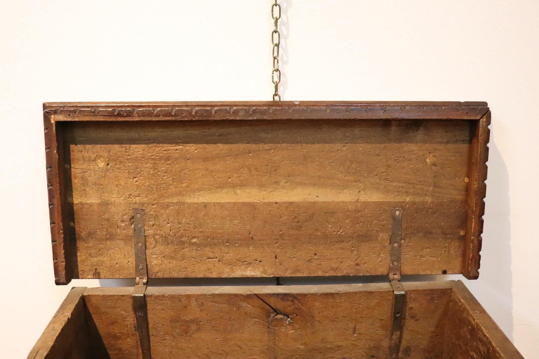 19. Jahrhundert Italienische Renaissance Miniatur-Truhe oder Koffer aus geschnitztem Nussbaumholz im Zustand „Gut“ im Angebot in Casale Monferrato, IT