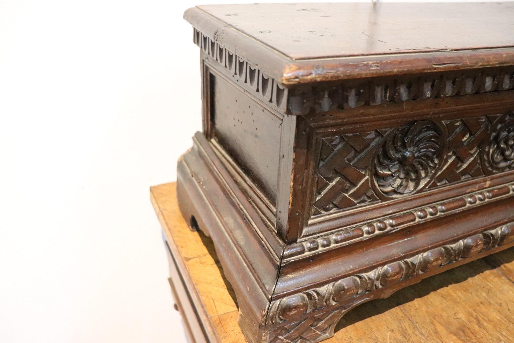 Arqueta o cofre italiano renacentista del siglo XIX tallado en nogal en miniatura Mediados del siglo XIX en venta