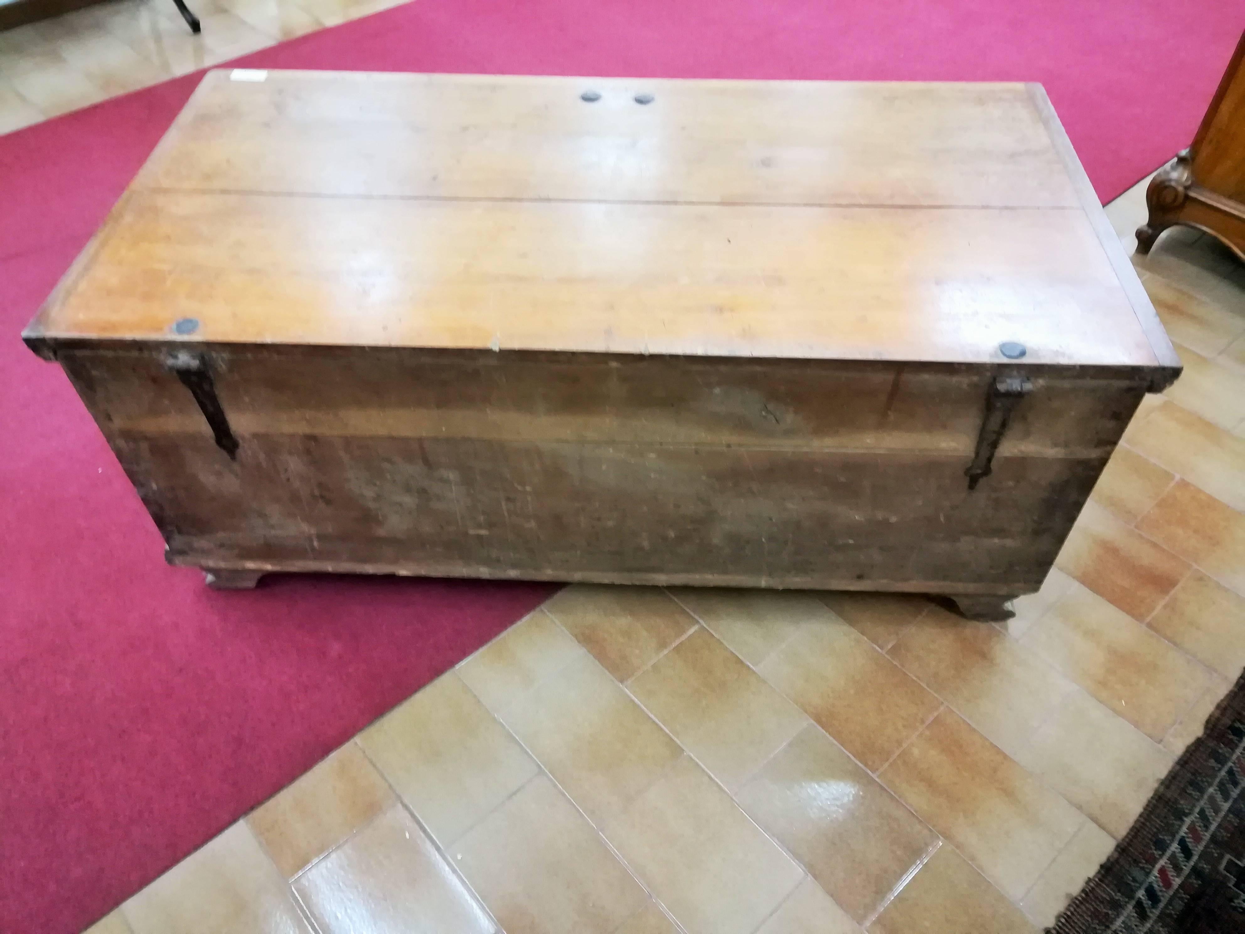 19th century Italian restored cherry chest. The key is original. It is all massive woods. The inside it has to be restored. The restauration takes 1 week.
