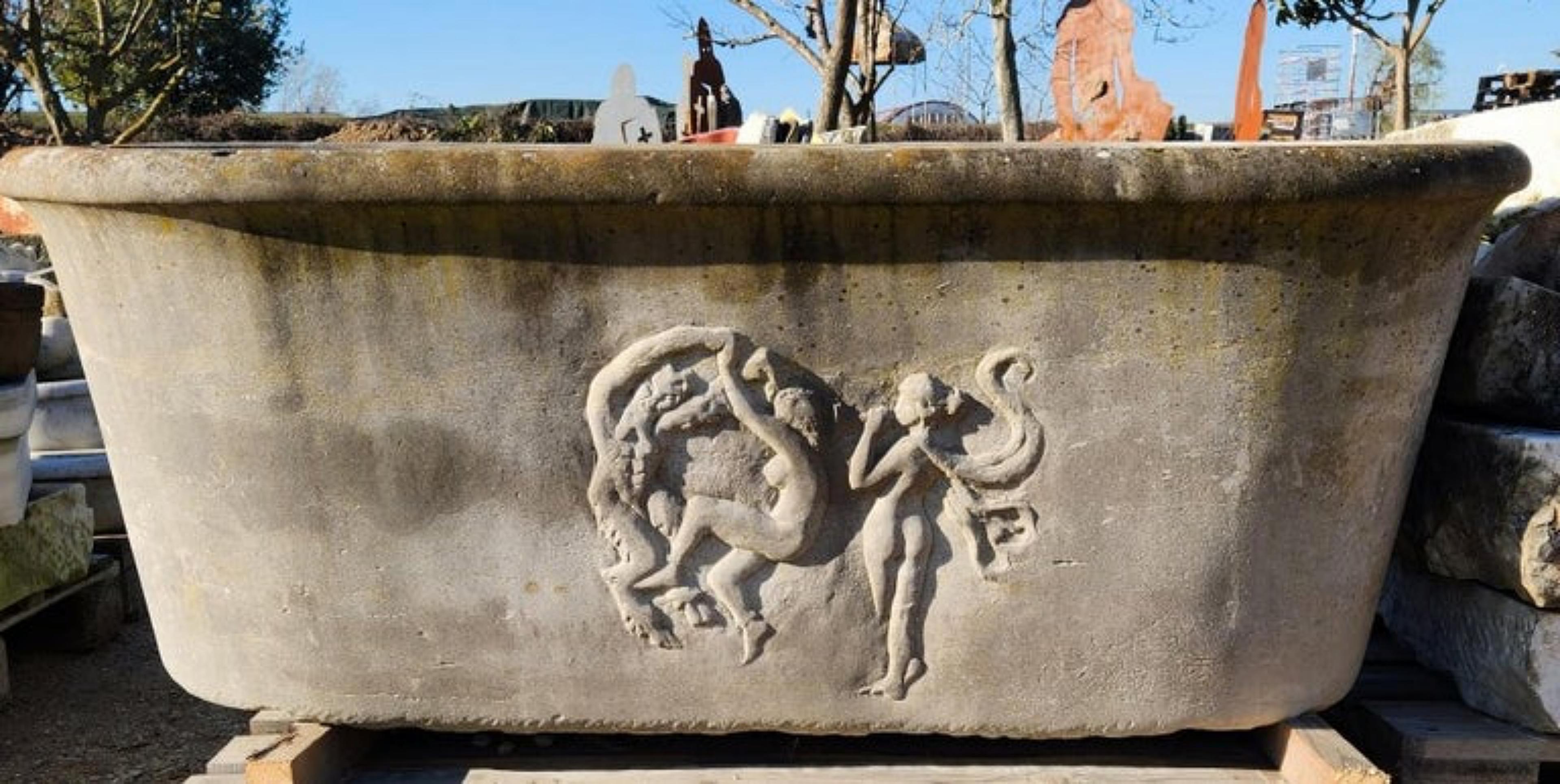 Empire Cheminée italienne du 19ème siècle en pierre annulée à double face en vente