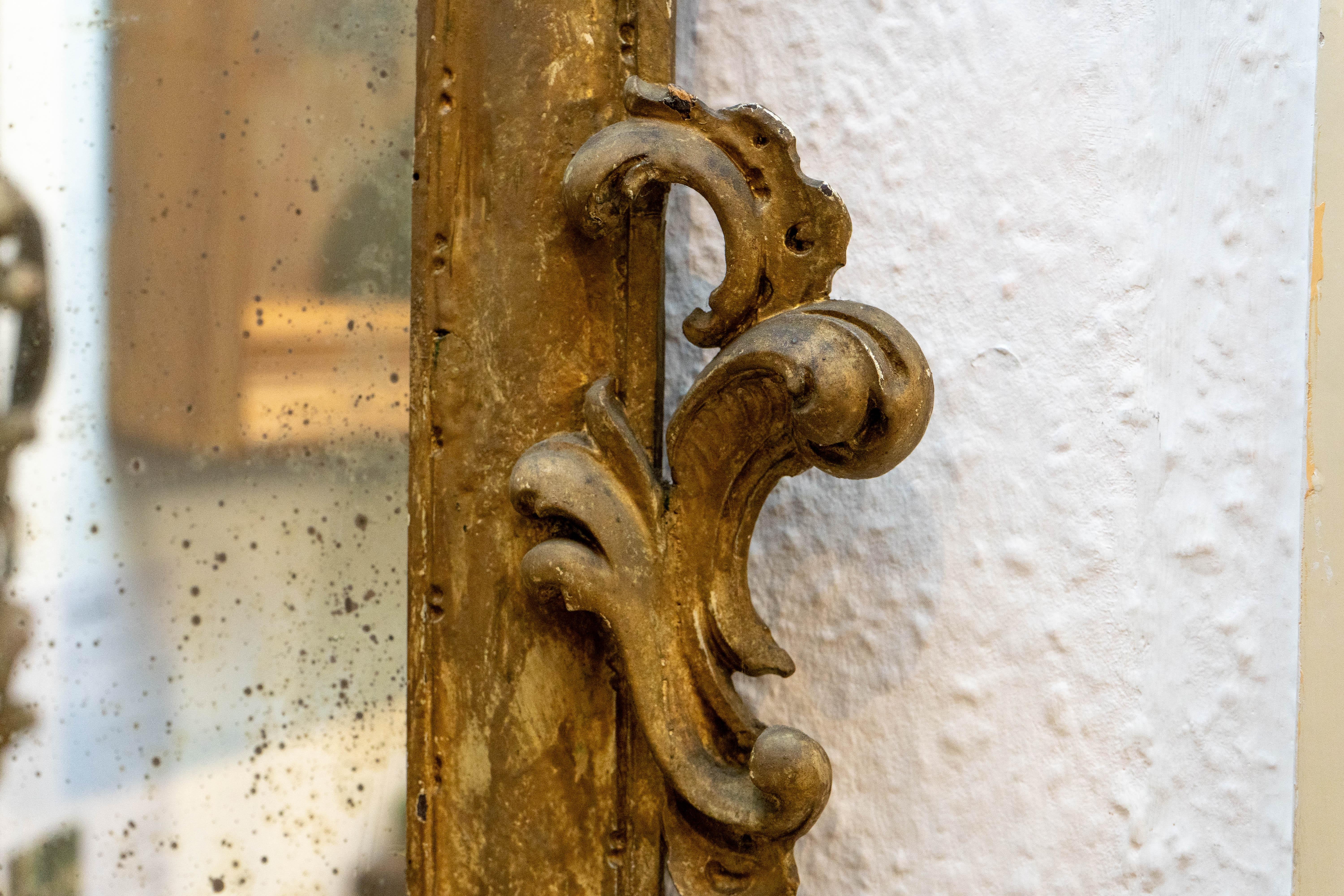 Miroir d'angle en bois doré rococo italien du 19e siècle avec verre d'origine en vente 5