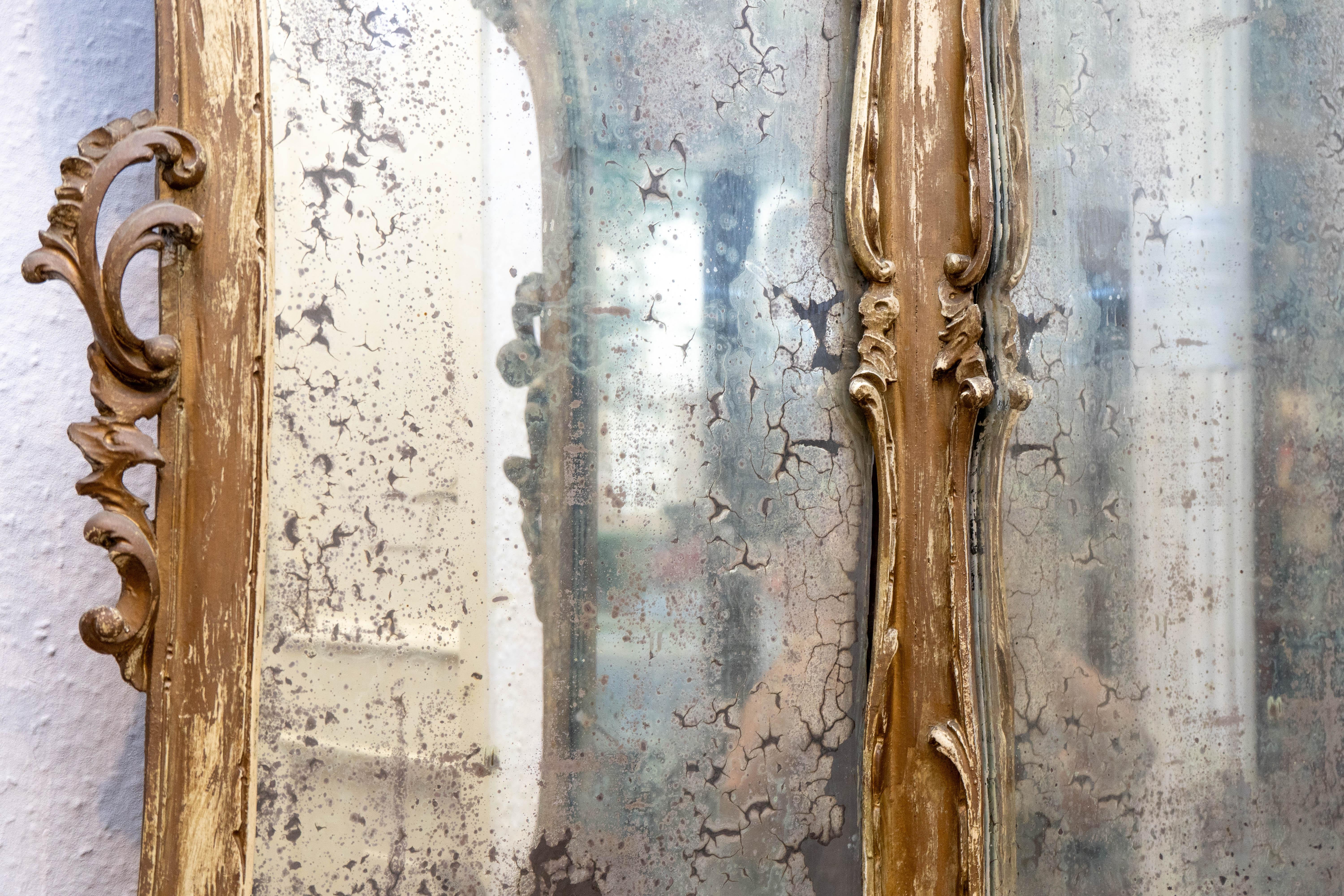Rococo Miroir d'angle en bois doré rococo italien du 19e siècle avec verre d'origine en vente
