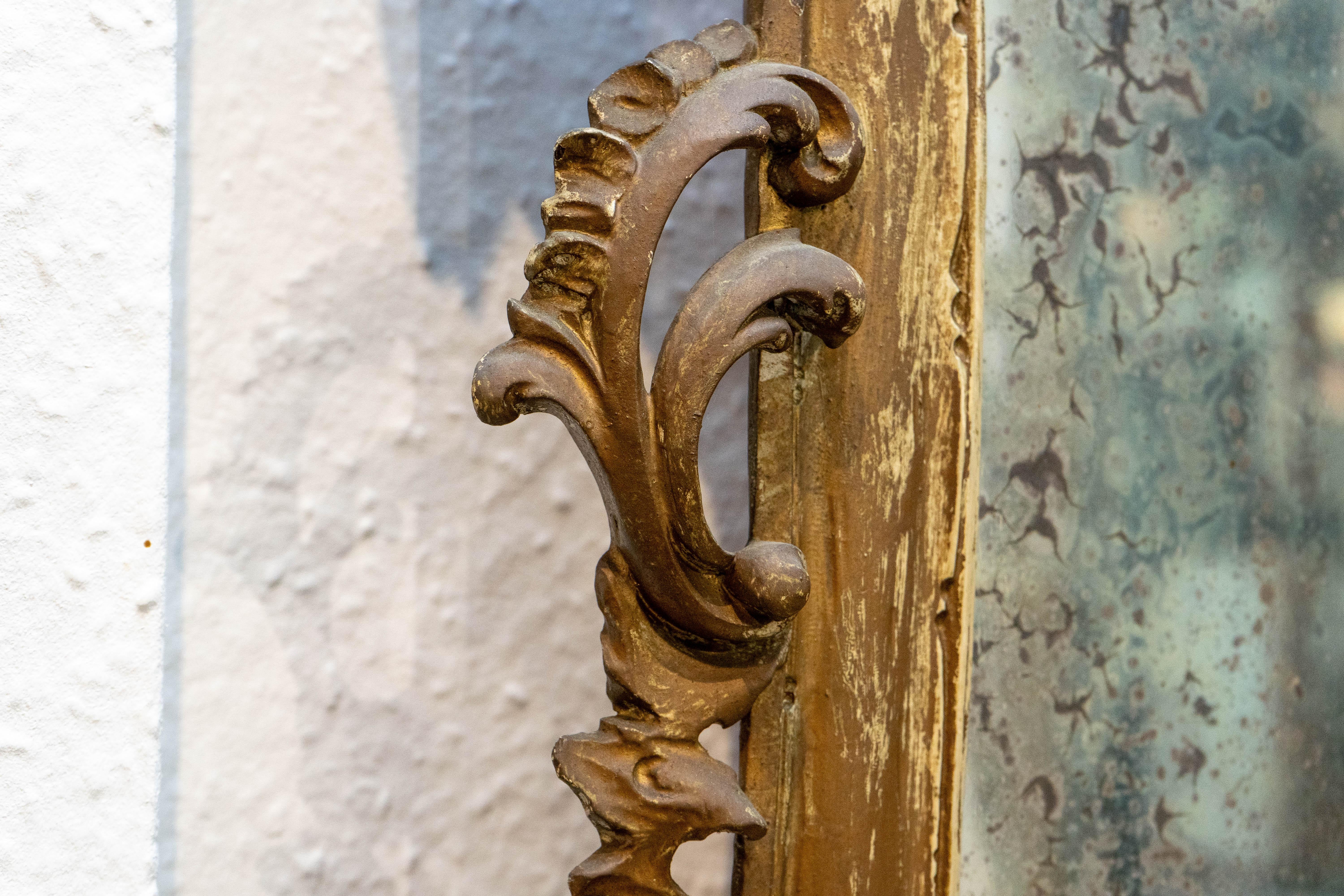 Miroir d'angle en bois doré rococo italien du 19e siècle avec verre d'origine Abîmé - En vente à Budapest, HU
