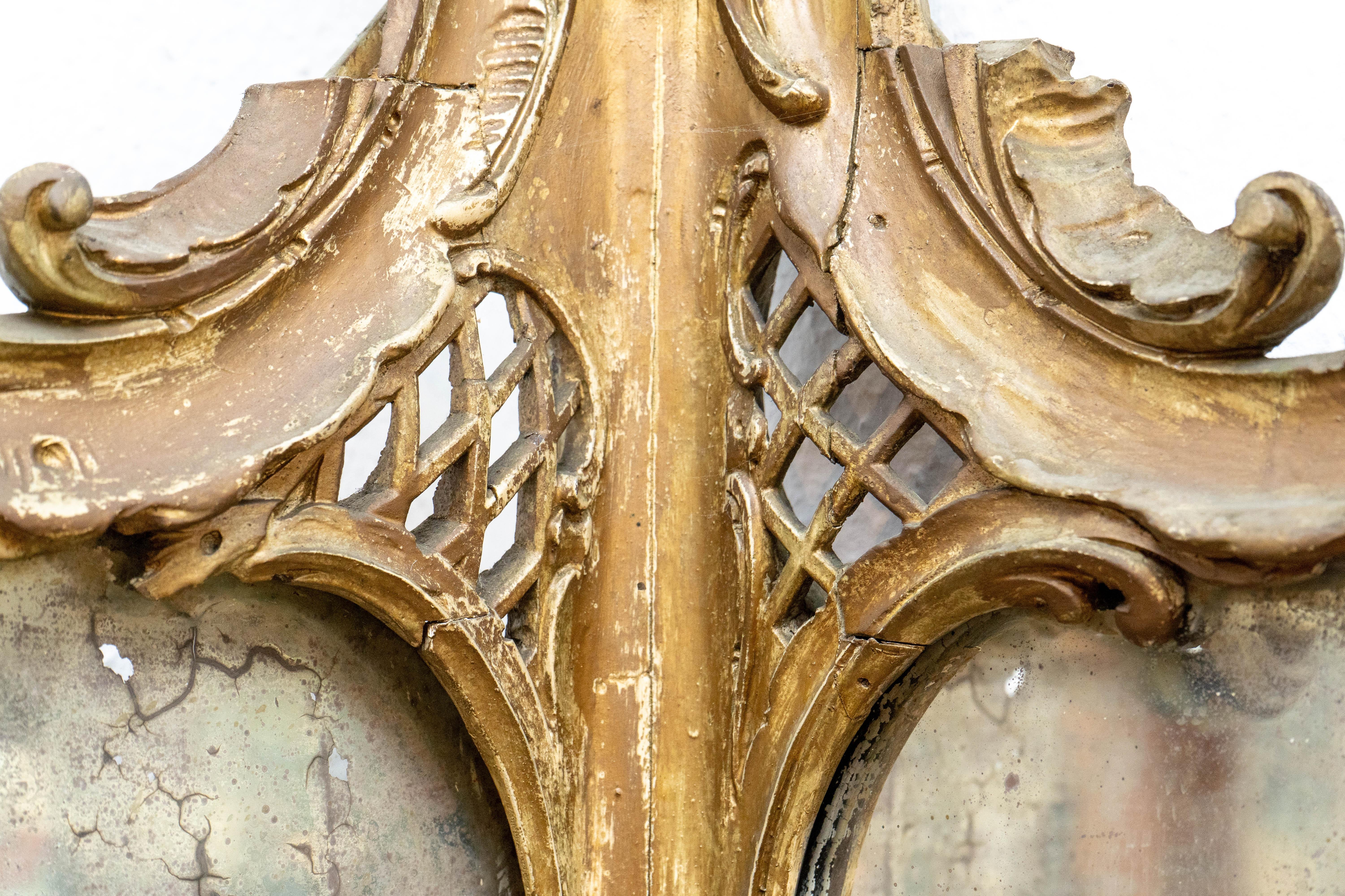 Début du XIXe siècle Miroir d'angle en bois doré rococo italien du 19e siècle avec verre d'origine en vente