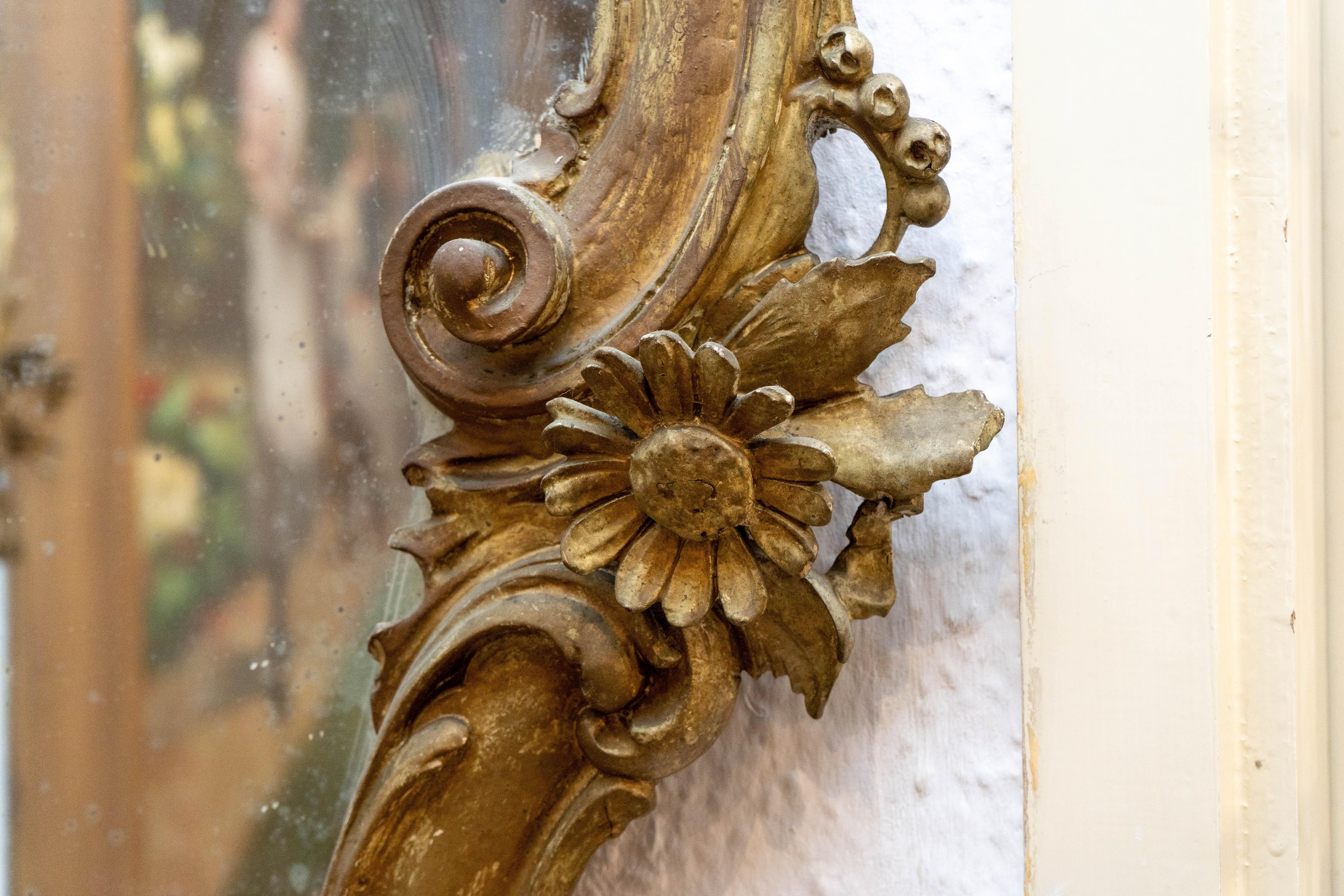 Verre Miroir d'angle en bois doré rococo italien du 19e siècle avec verre d'origine en vente