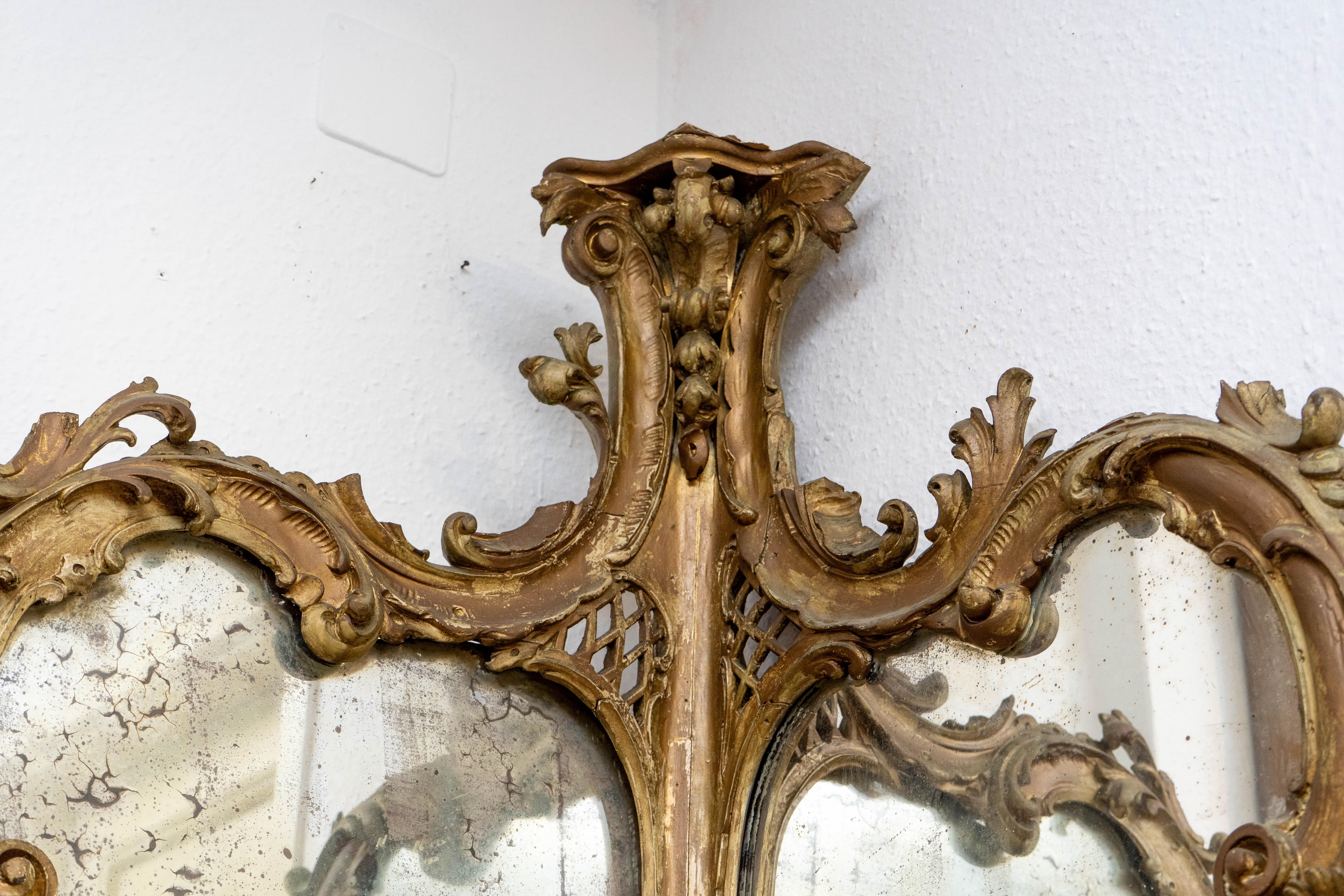 Miroir d'angle en bois doré rococo italien du 19e siècle avec verre d'origine en vente 3